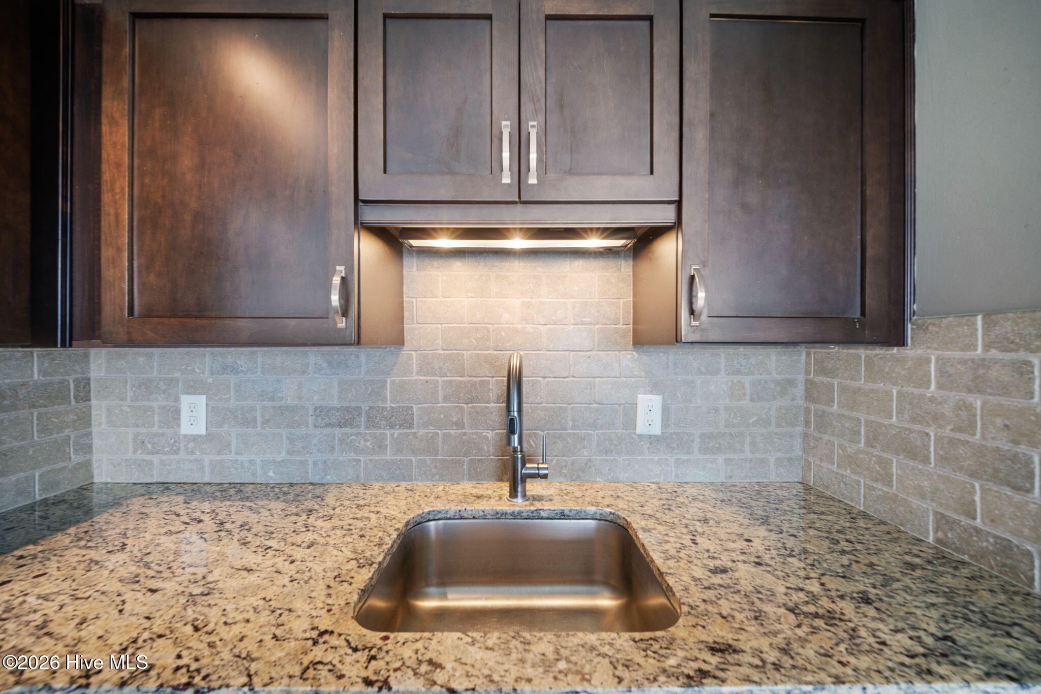 100561772 | Photo 10