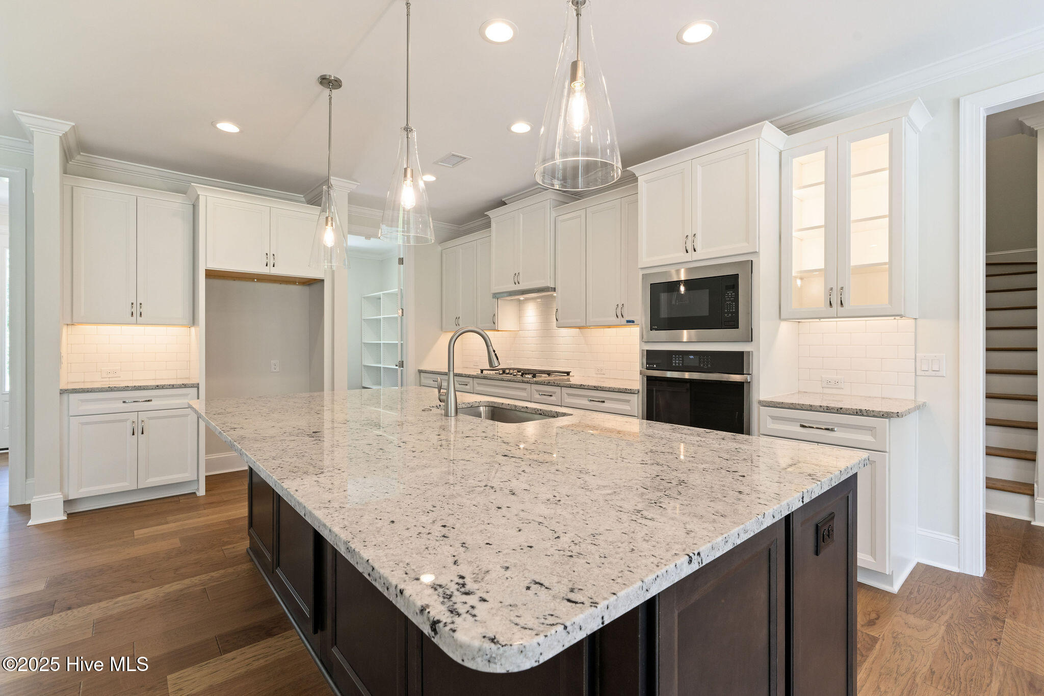 100530000 | Photo 23