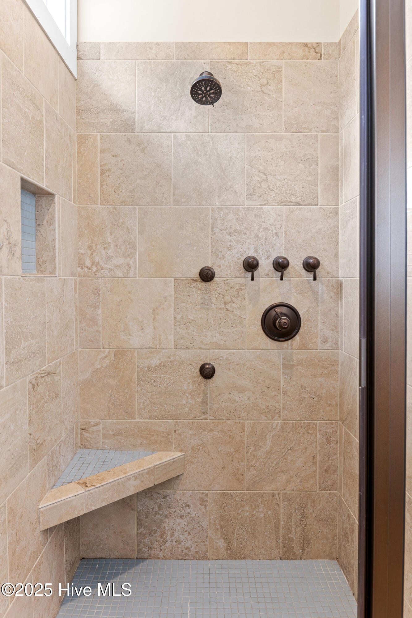 100544717 | Photo 28