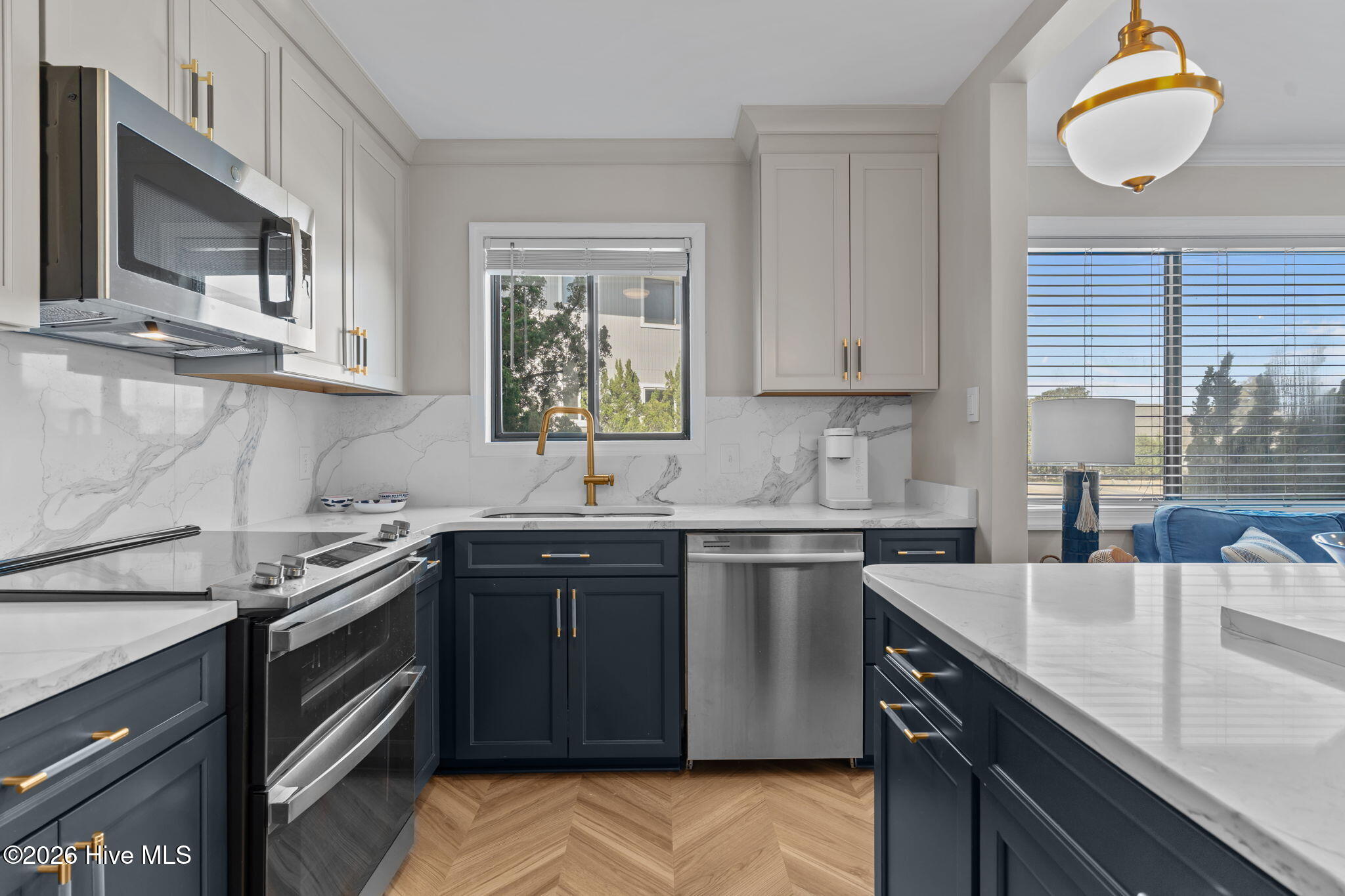 100558305 | Photo 11