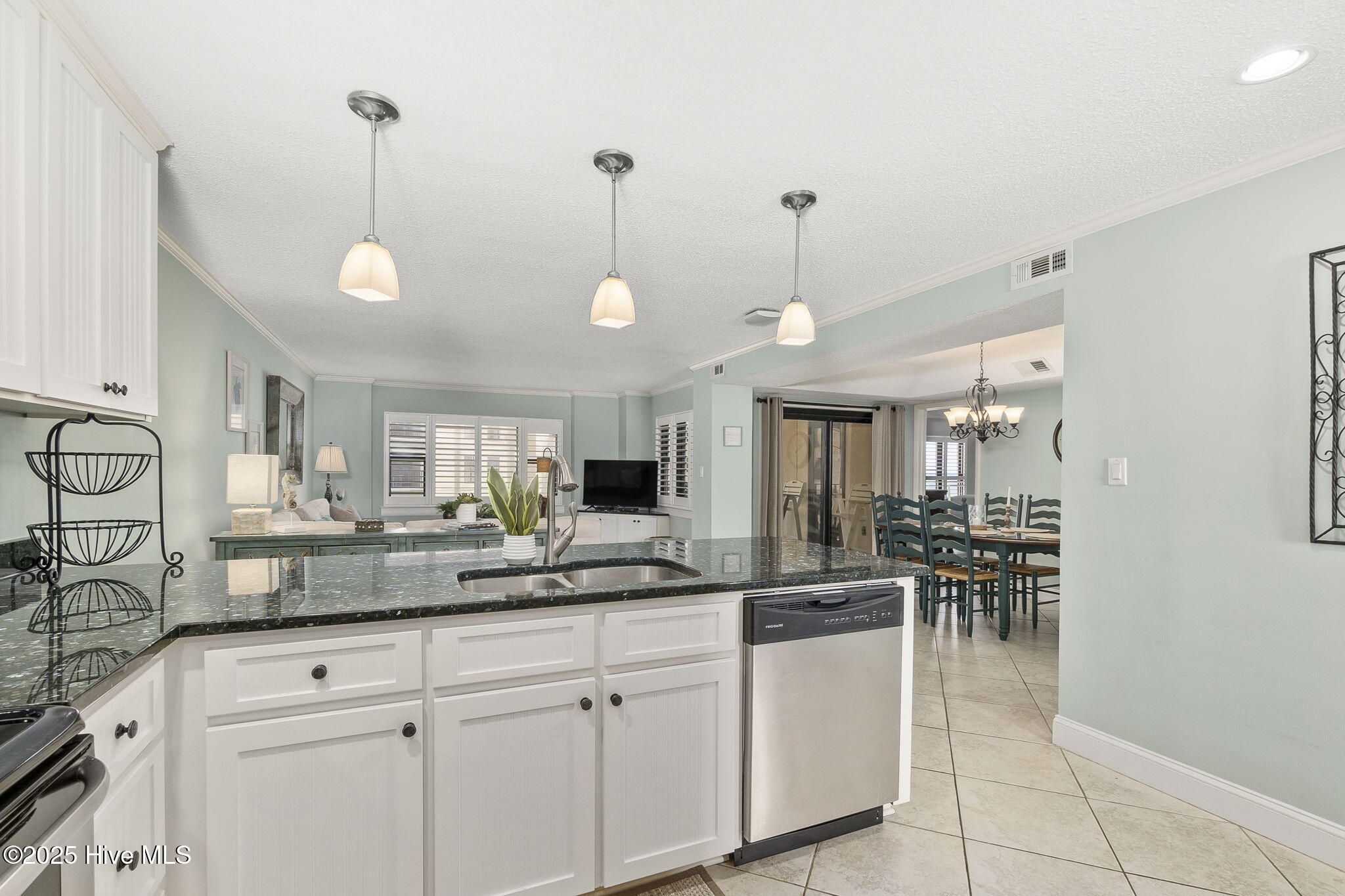 Kitchen w/ peninsula seating