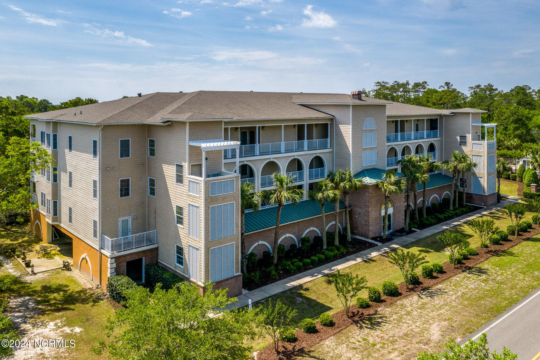 100453828 | Photo 40