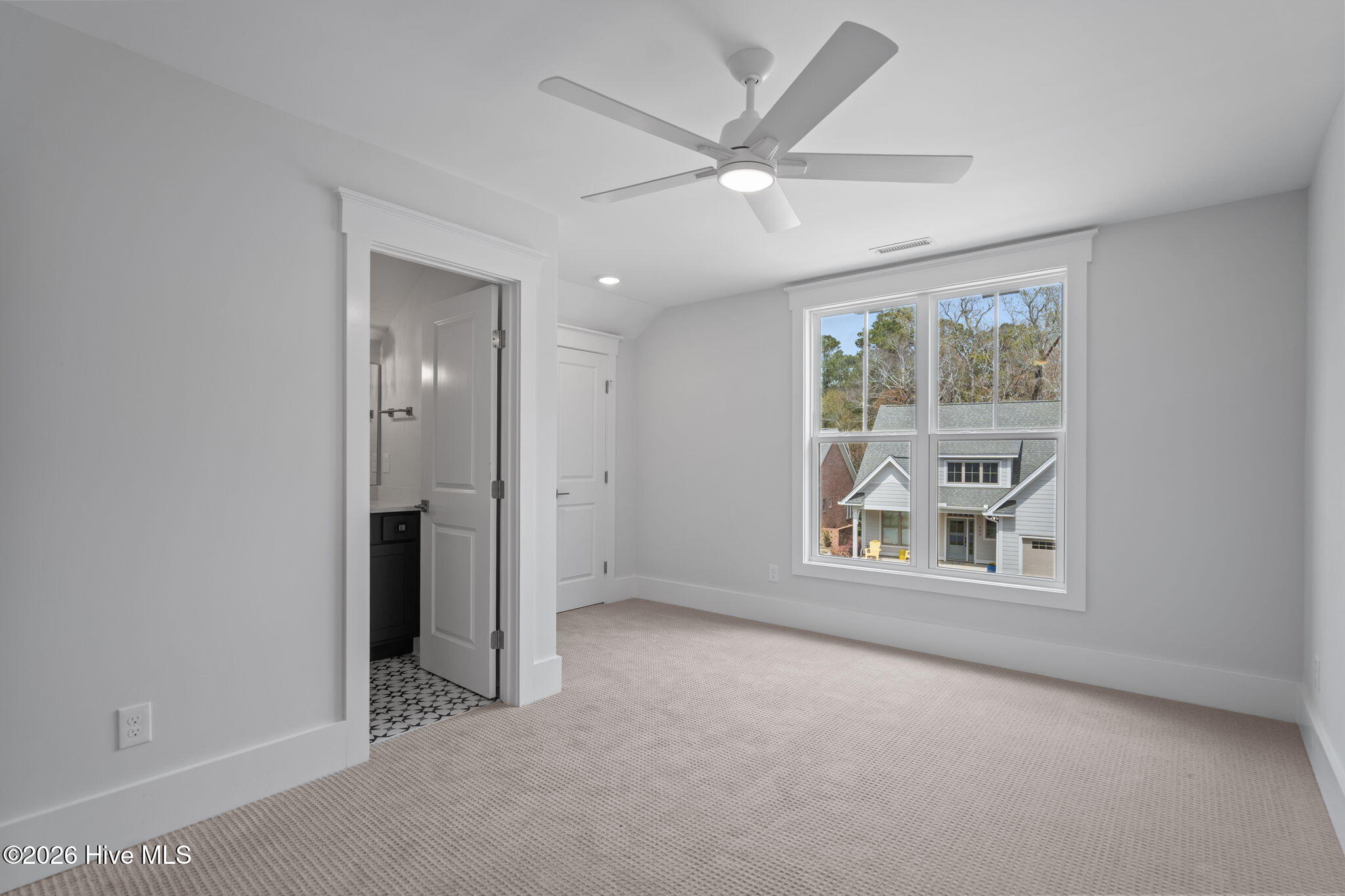 100564370 | Photo 23