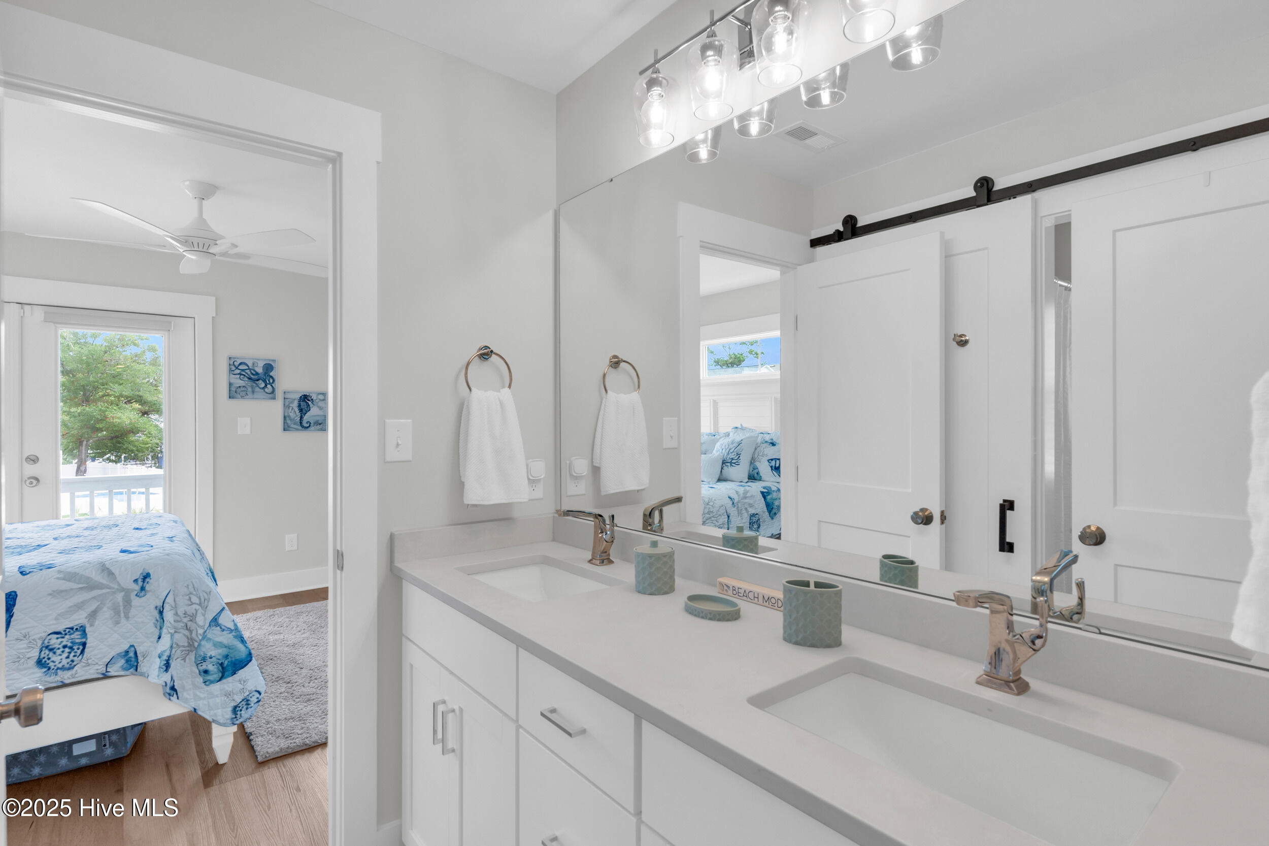 100565755 | Photo 26