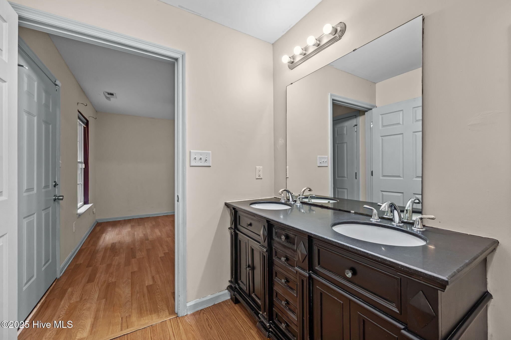 100522218 | Photo 29