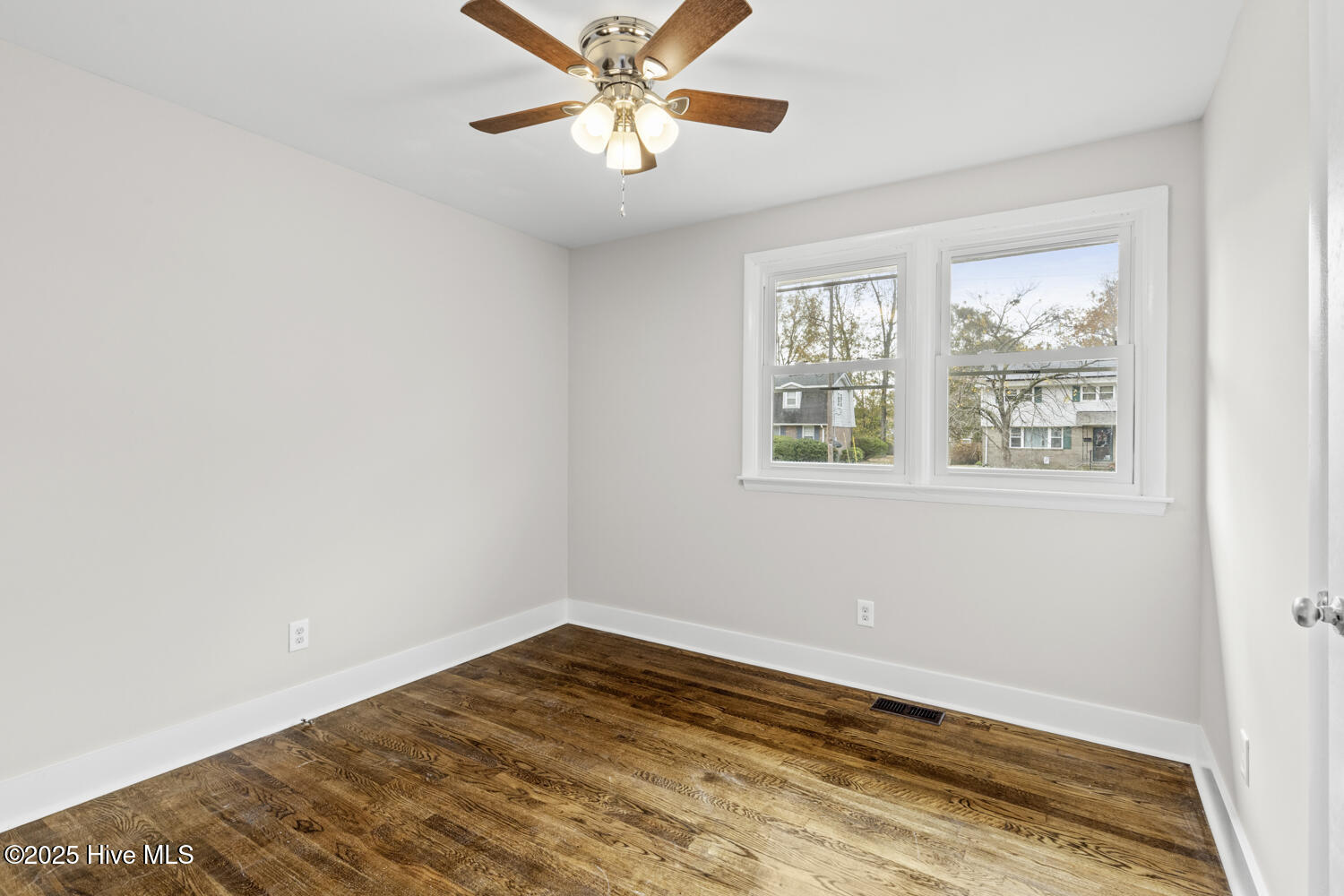 100542112 | Photo 12