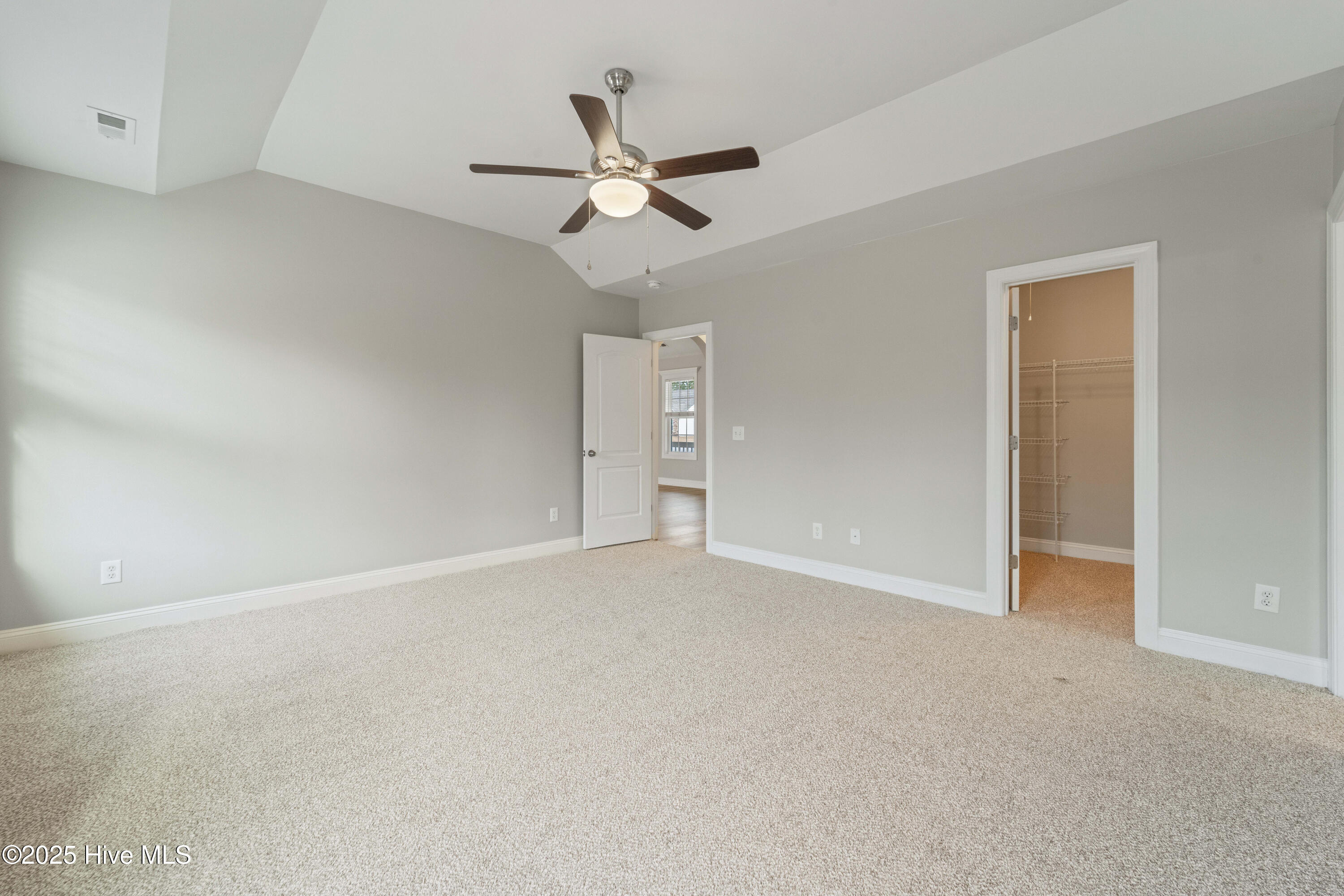 100558334 | Photo 14