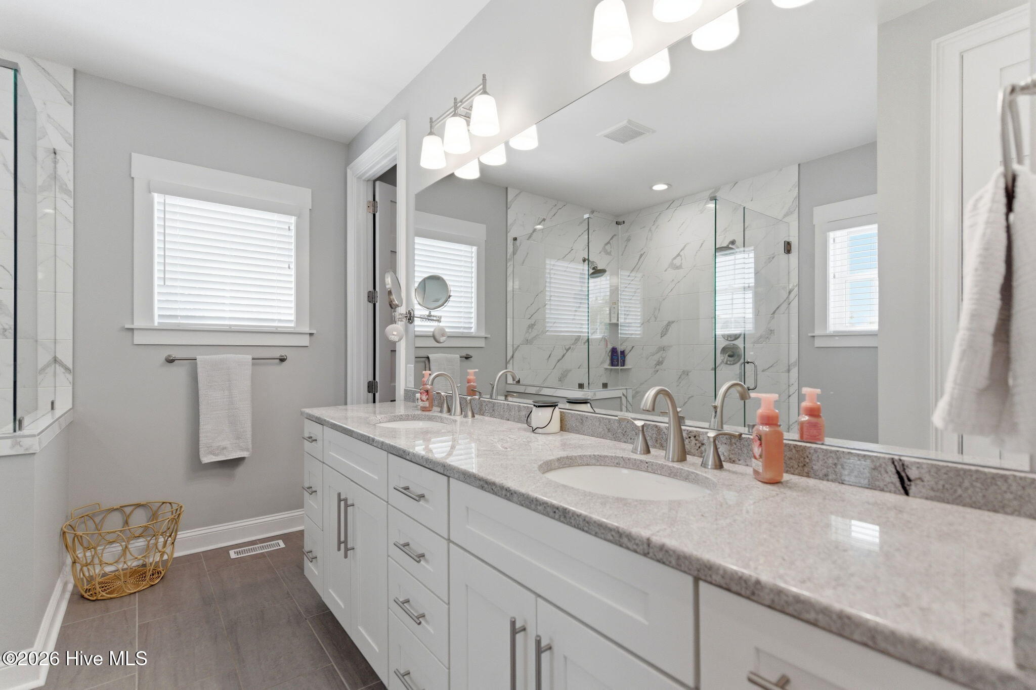 100570056 | Photo 27