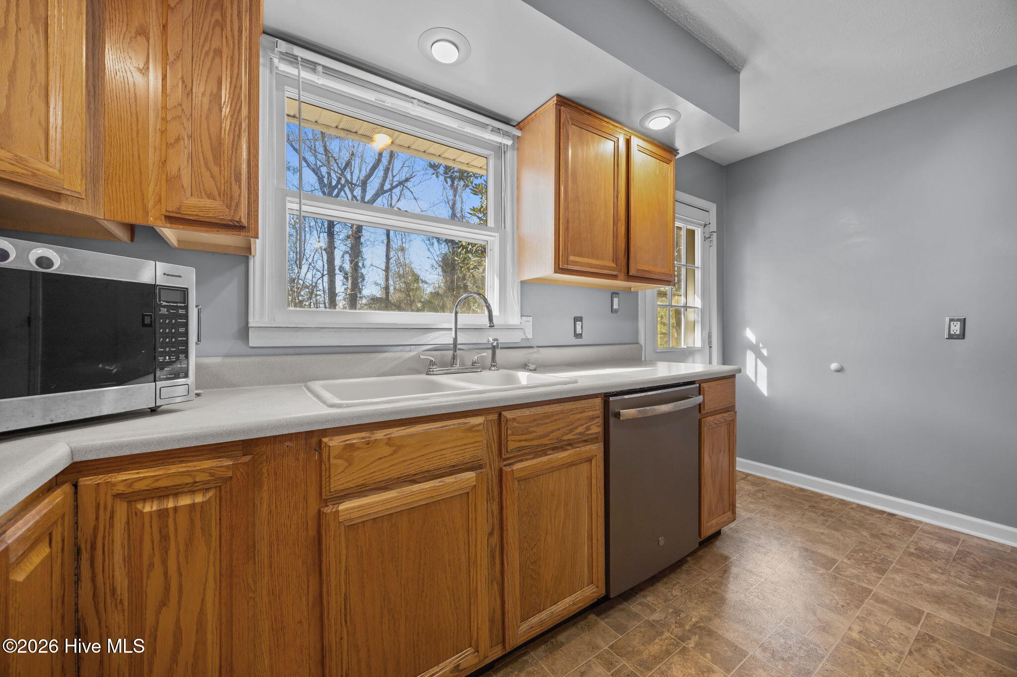 100548233 | Photo 21