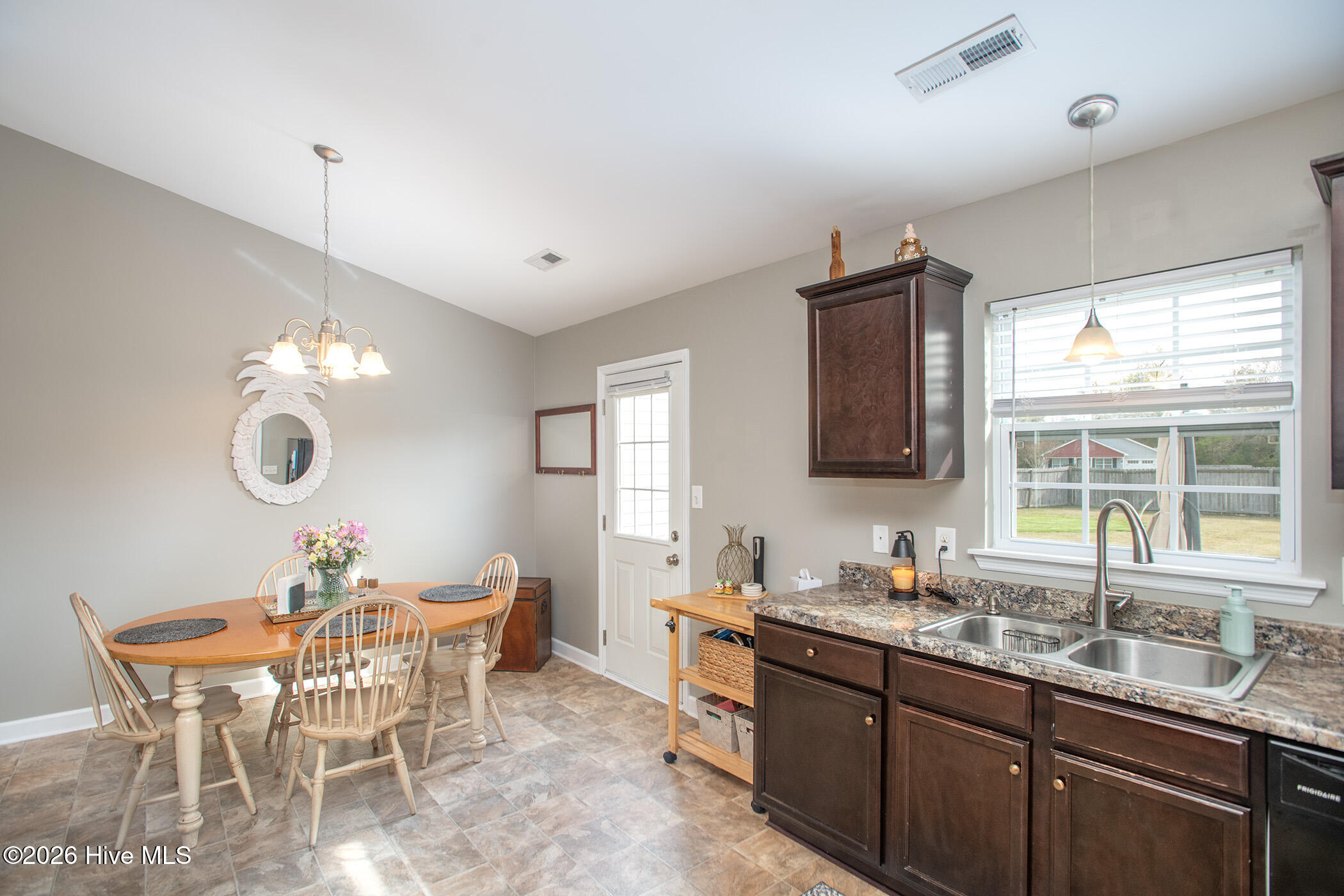 100563538 | Photo 12