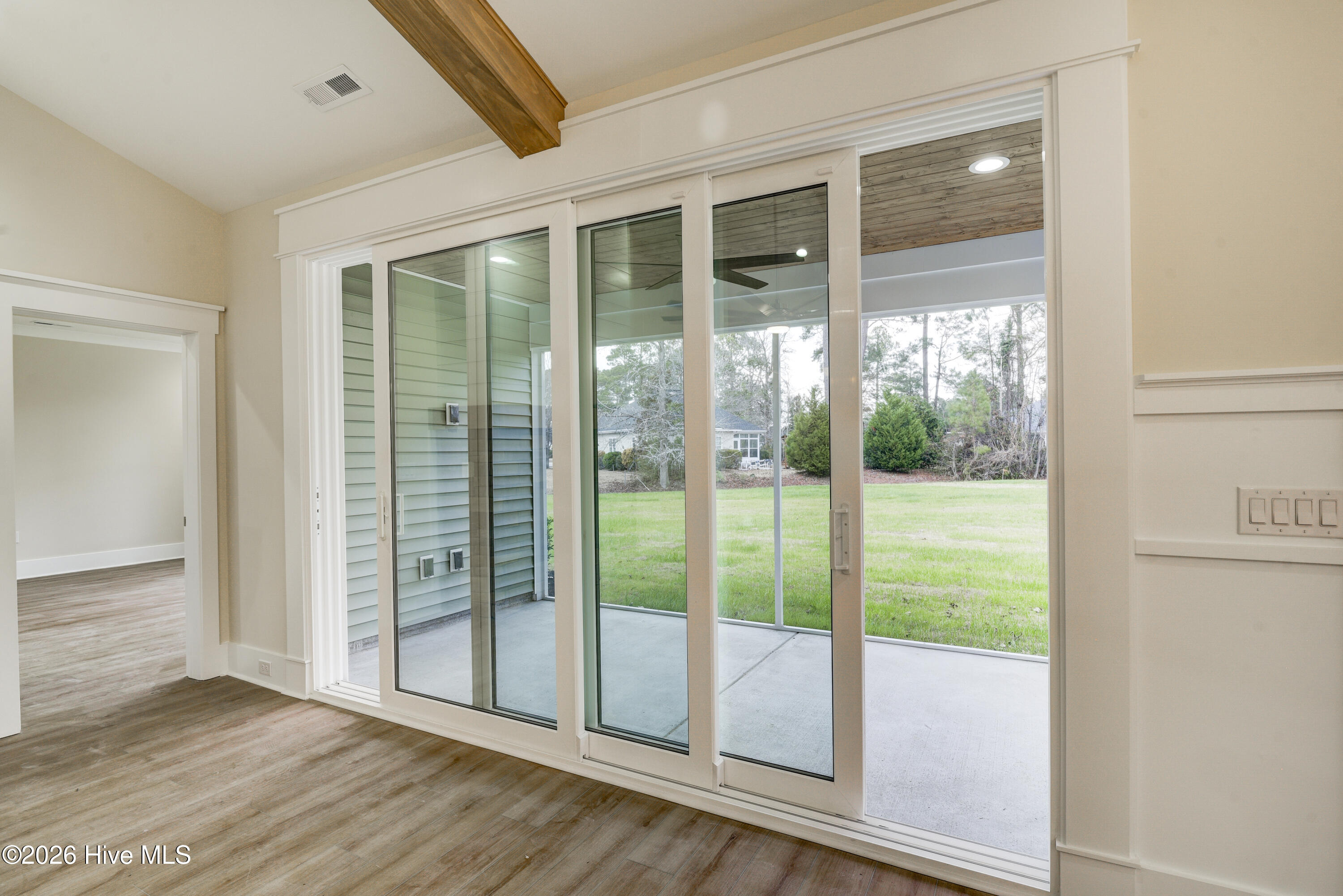 100547113 | Photo 25