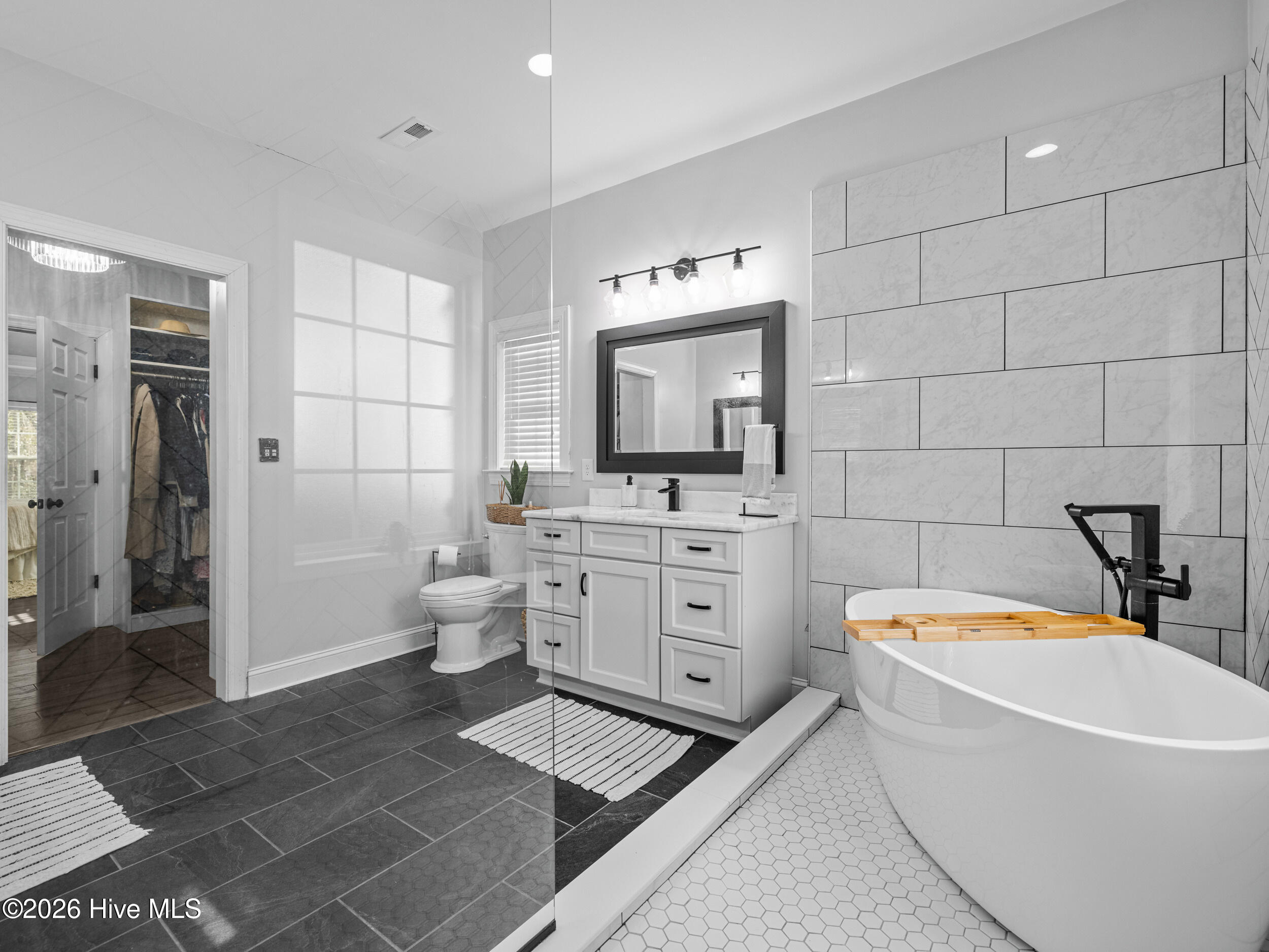 100557590 | Photo 51