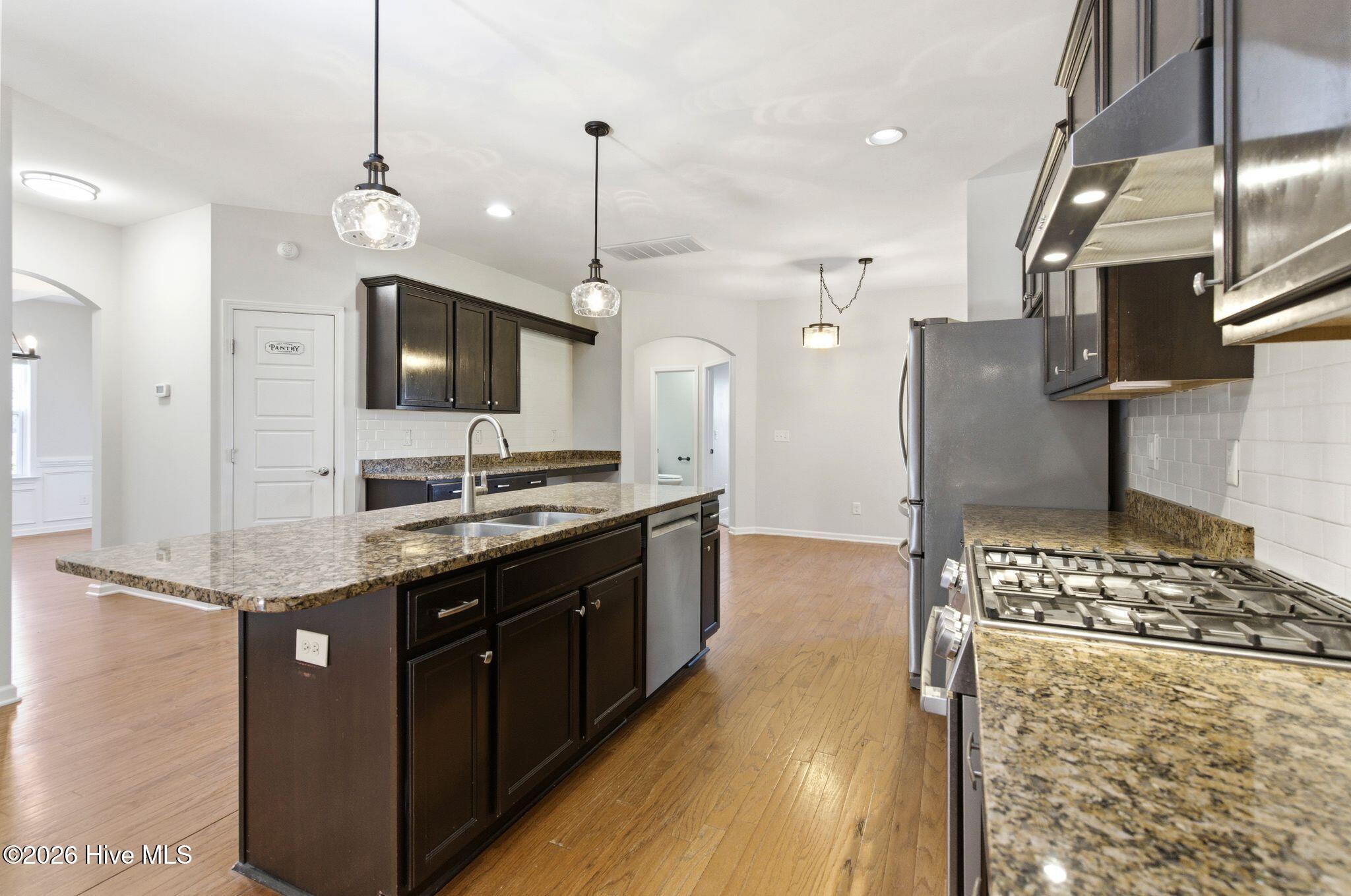 100566859 | Photo 25