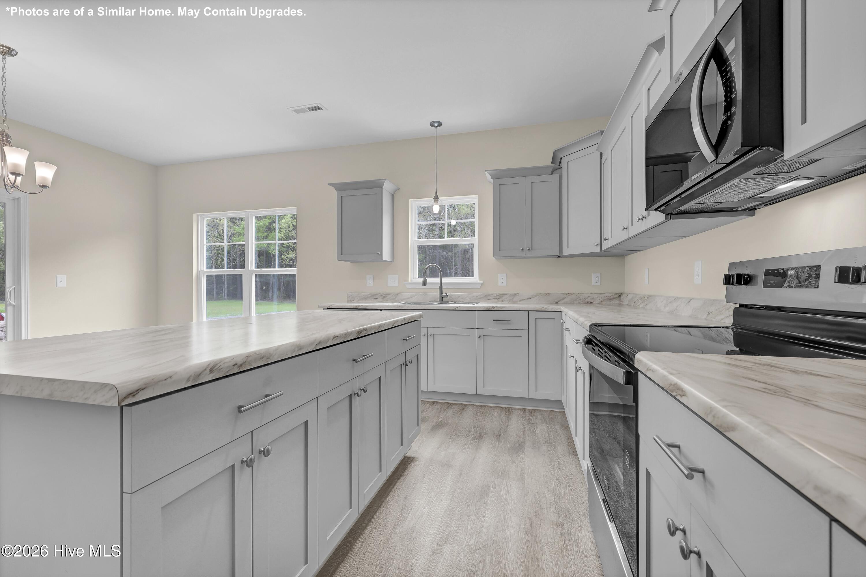 100557198 | Photo 11