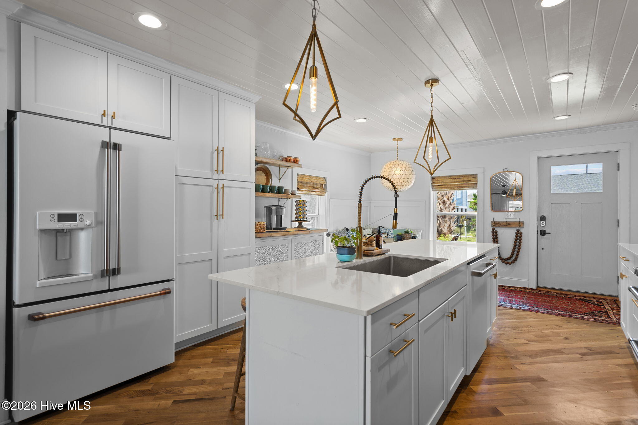 100560357 | Photo 15