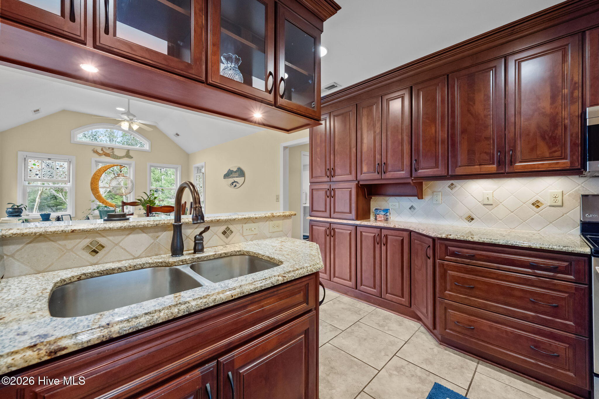 100556770 | Photo 19