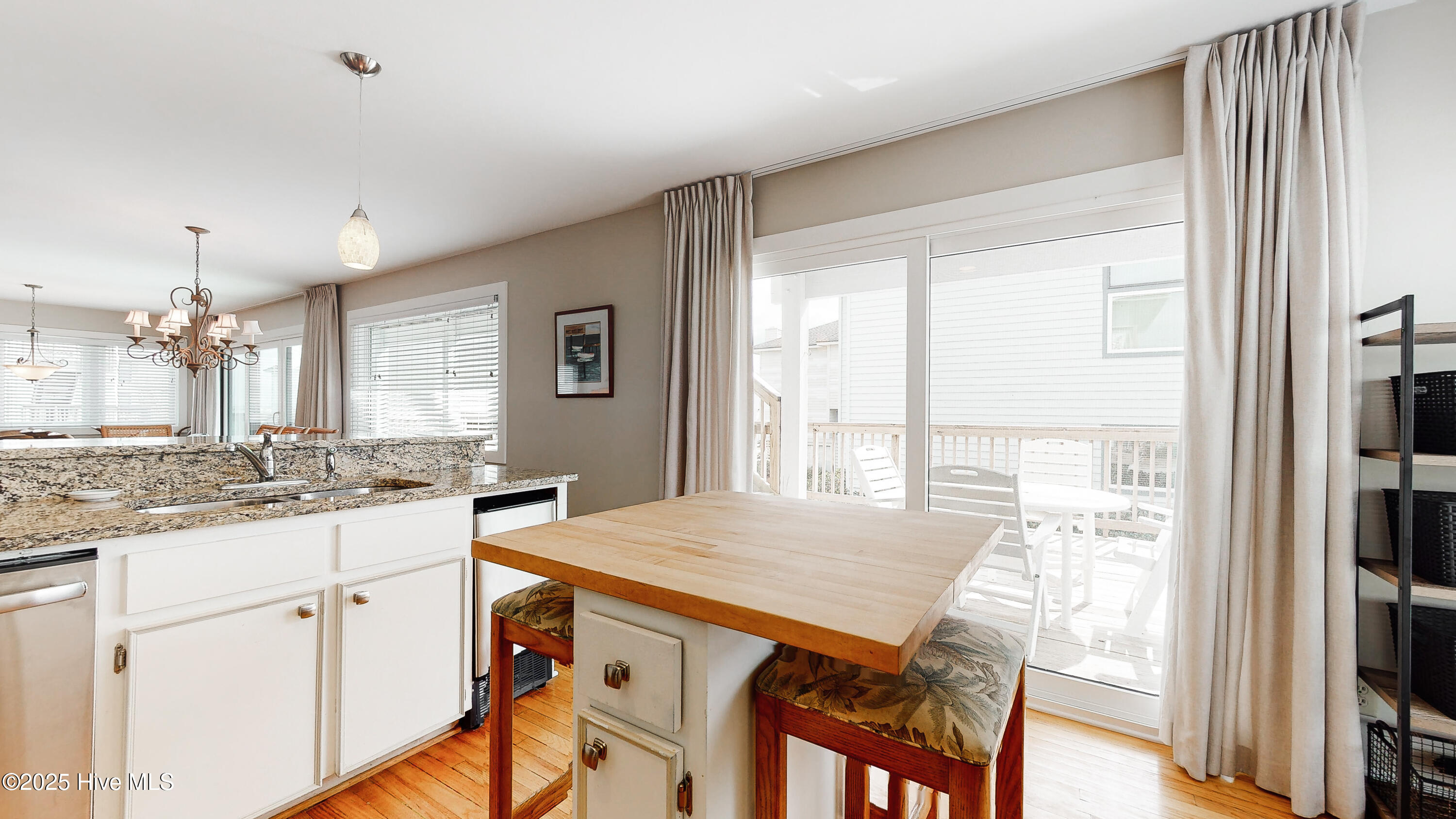 100532230 | Photo 38