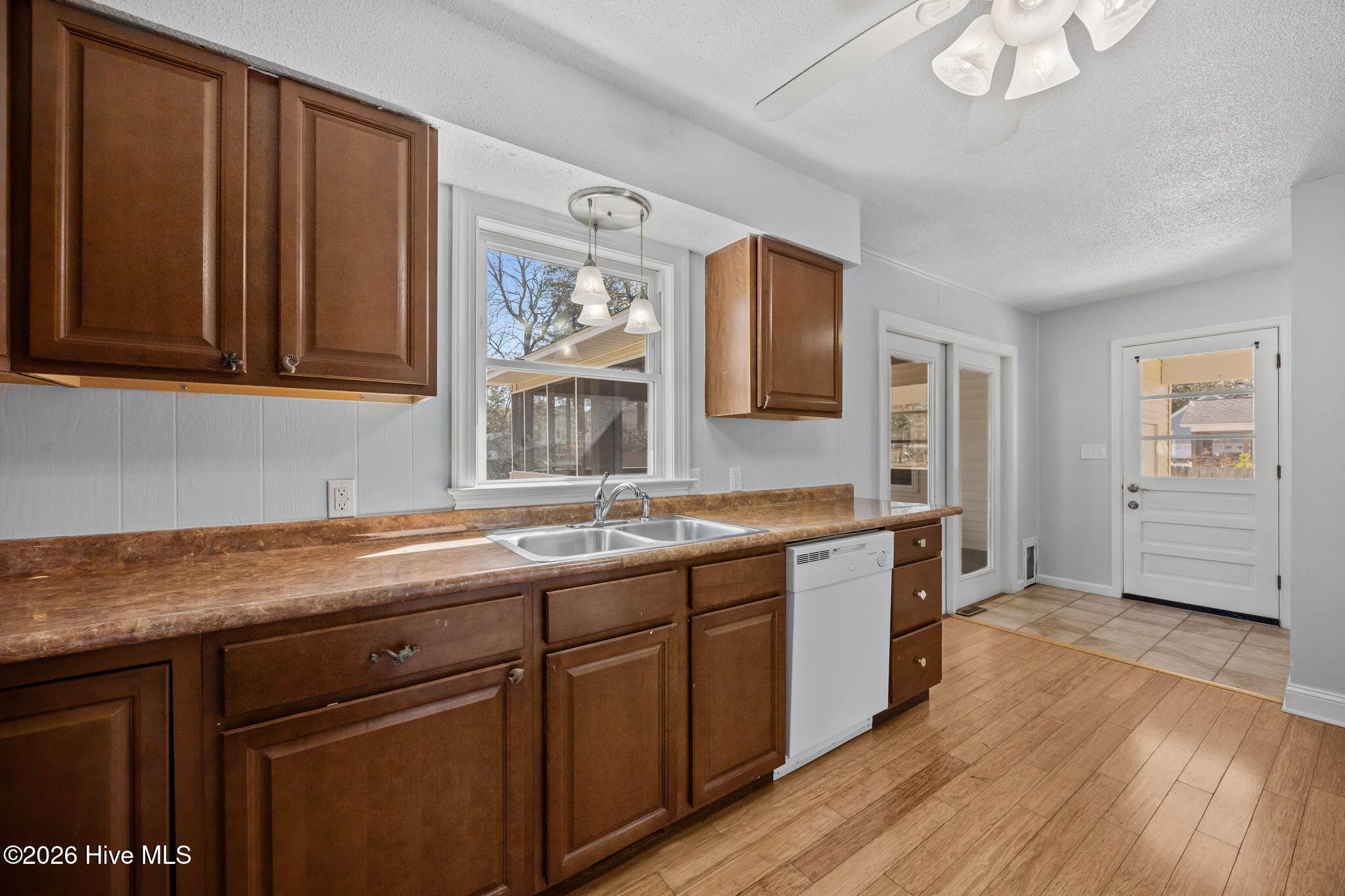 100554727 | Photo 11