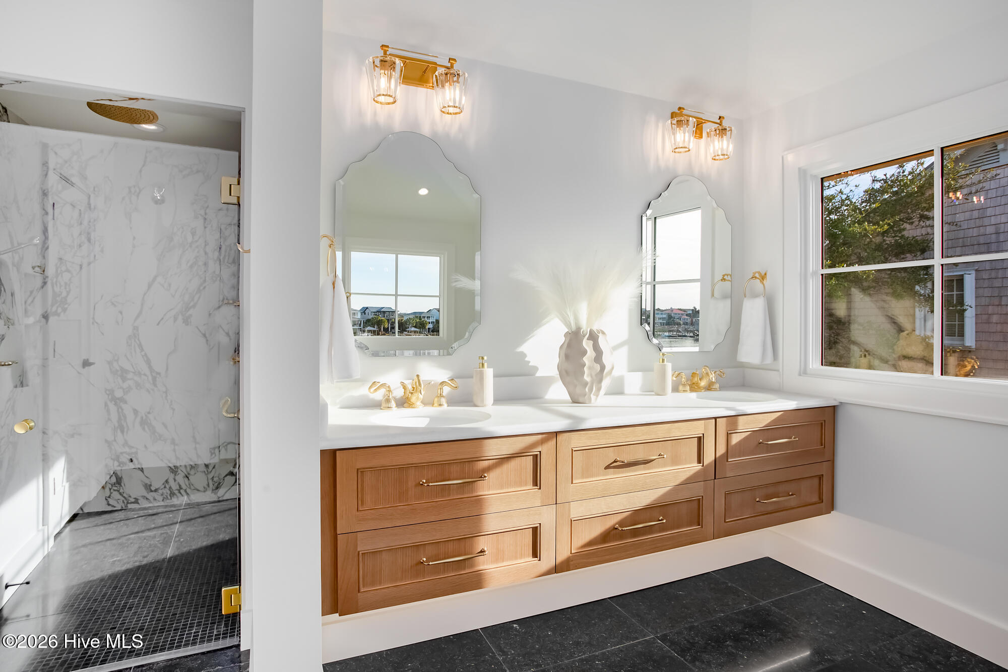 100550703 | Photo 35