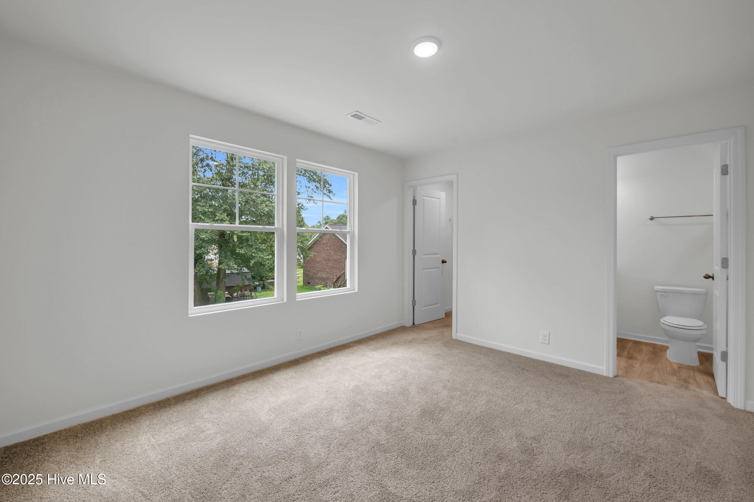 100522861 | Photo 11