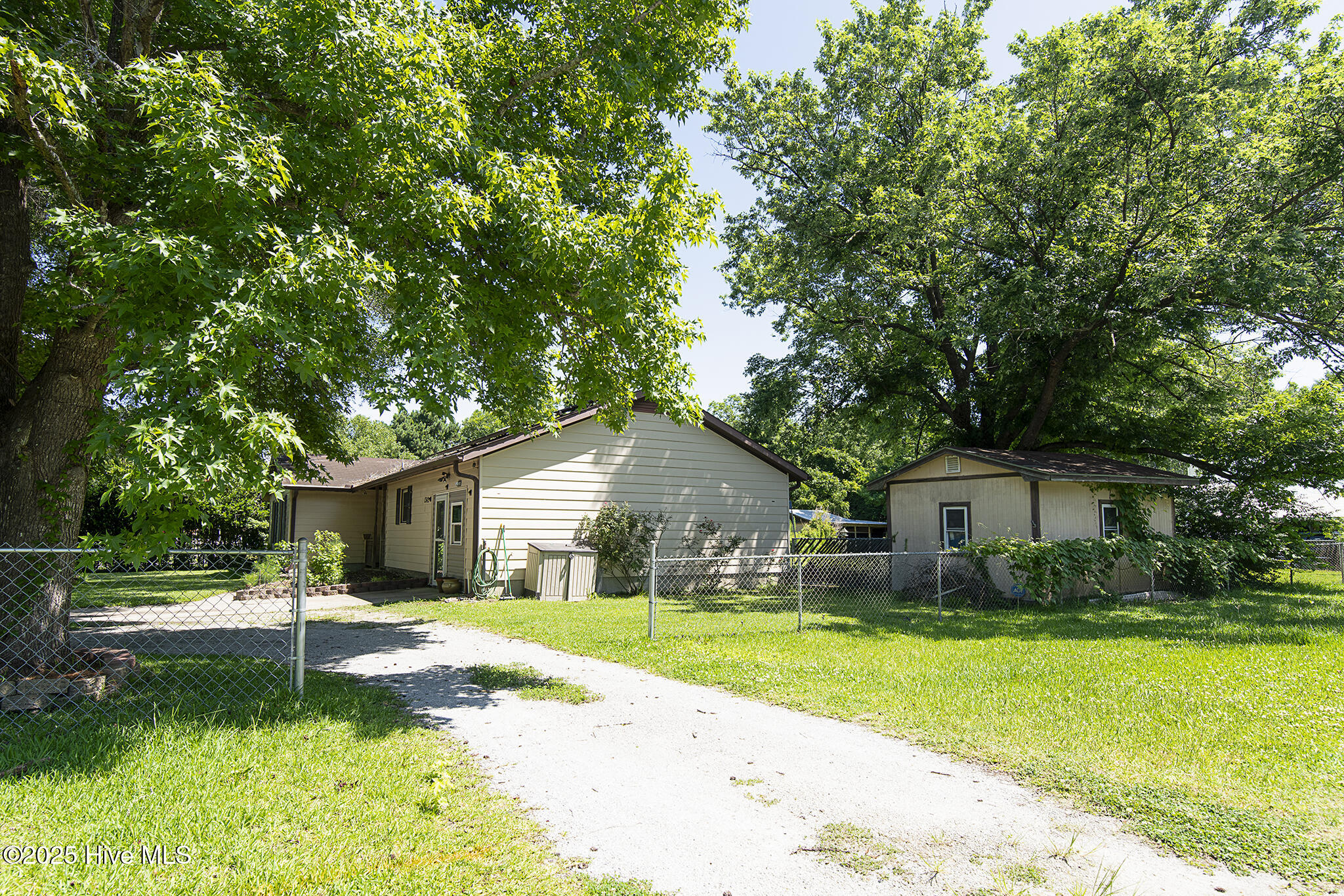 1342 Old Maplehurst Rd Road, Jacksonville, NC 28540 – photo 19: side yard
