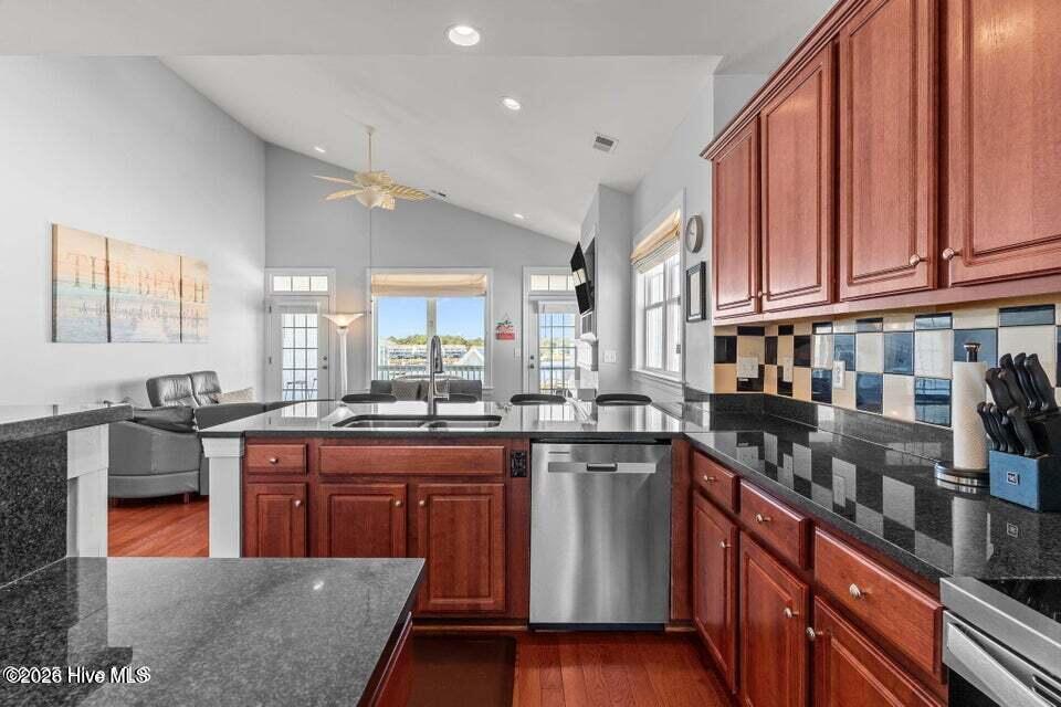 100570467 | Photo 17