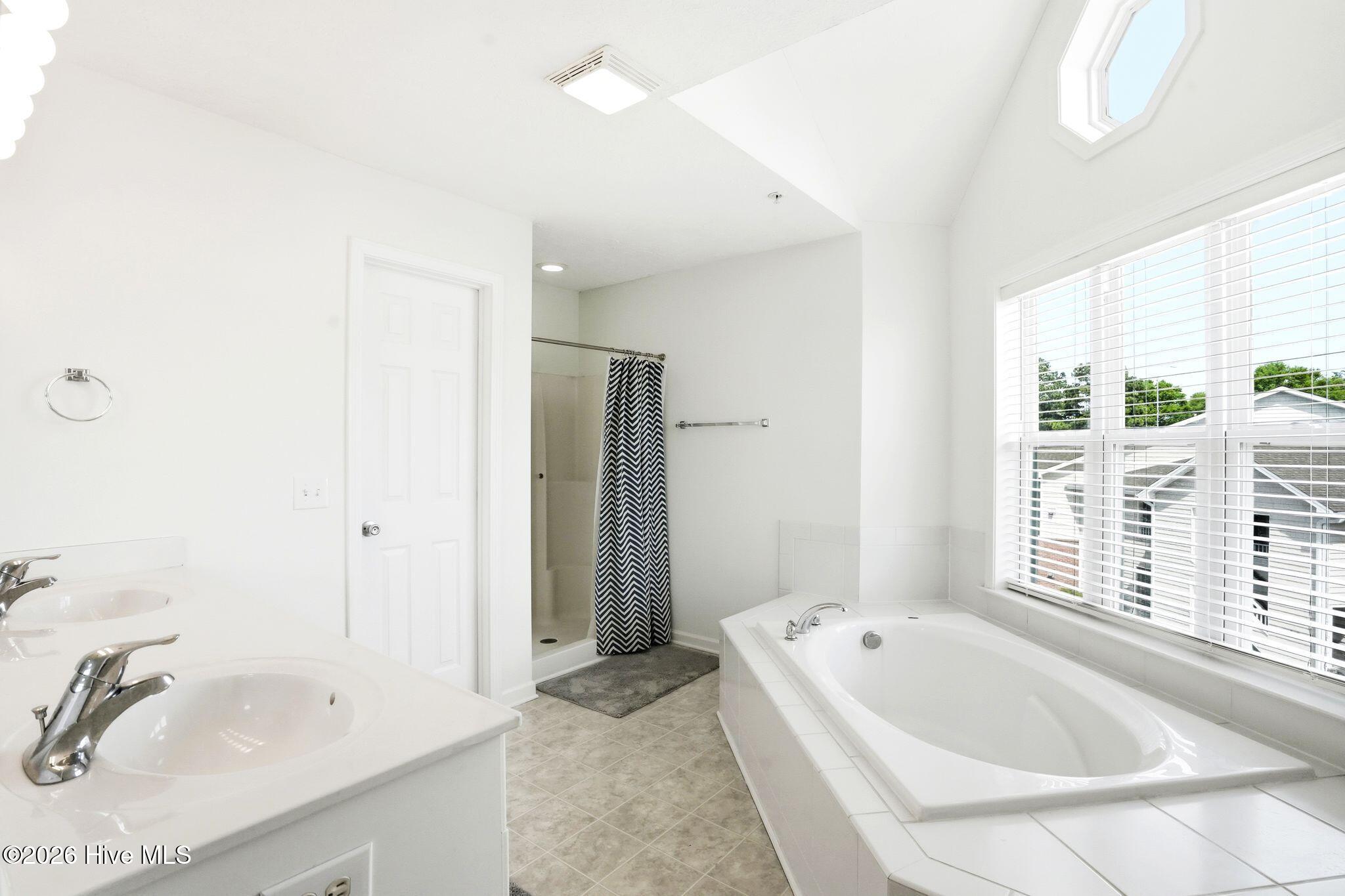 100565628 | Photo 24