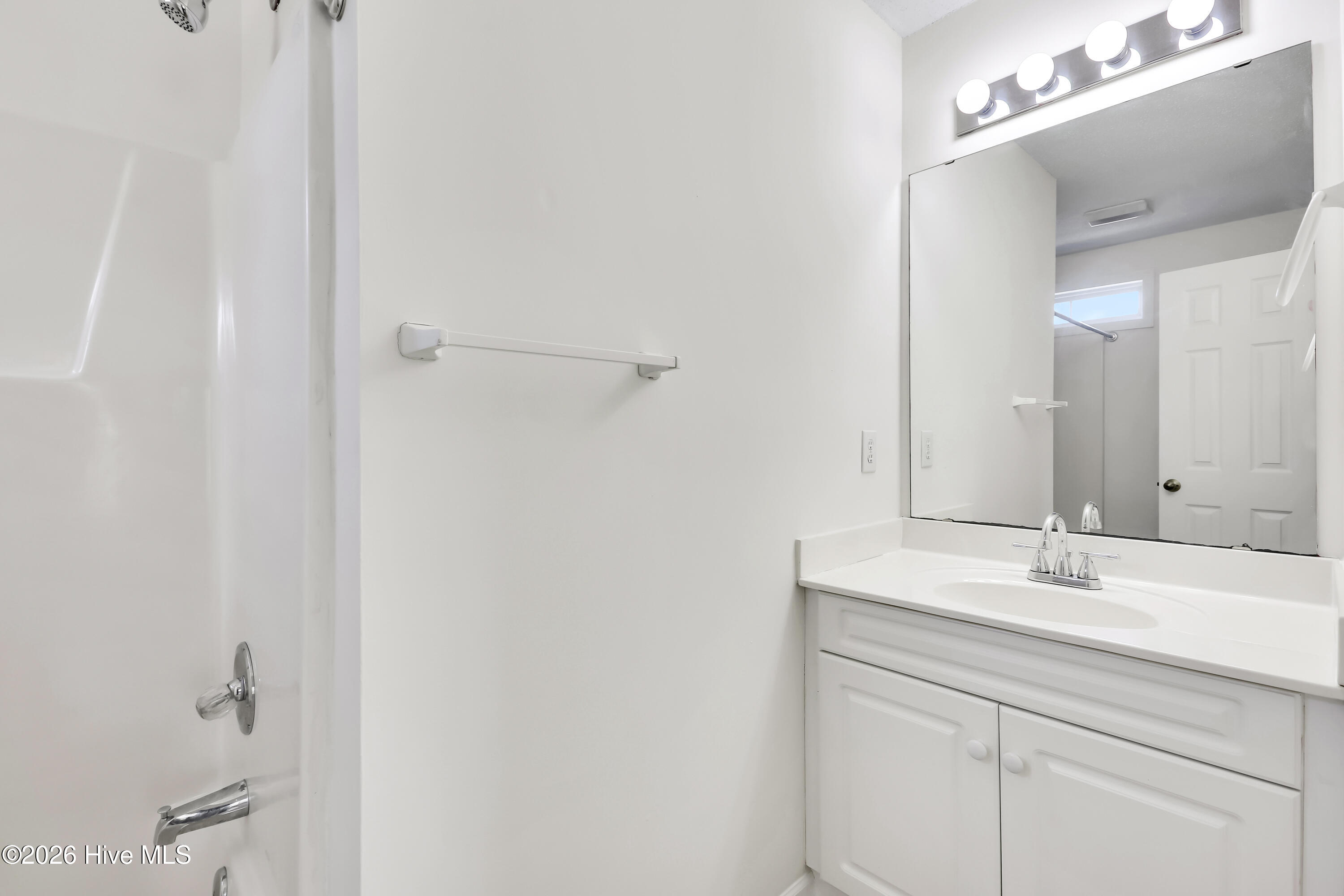 100548105 | Photo 23