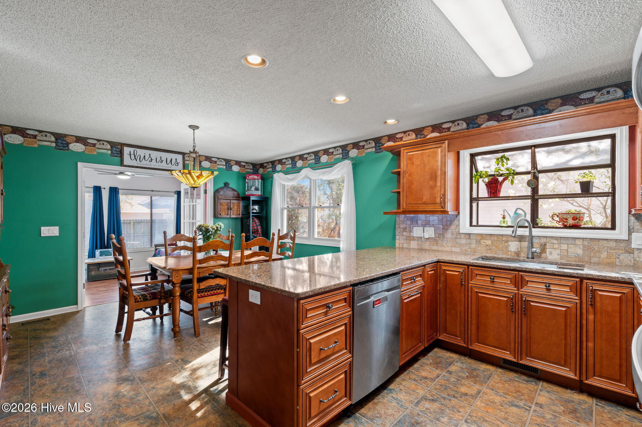 100562881 | Photo 12