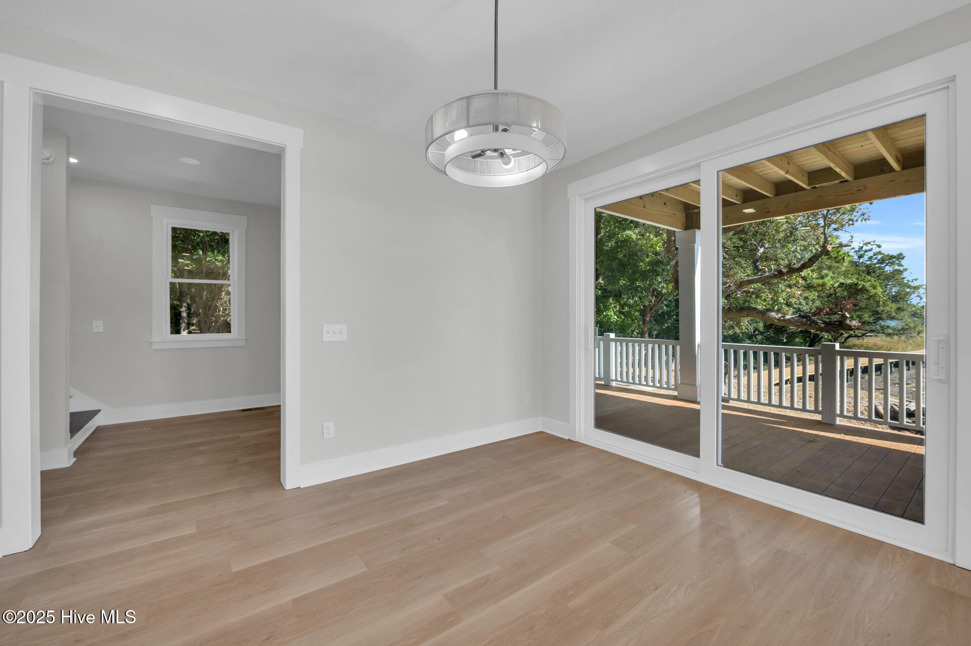 100540114 | Photo 25