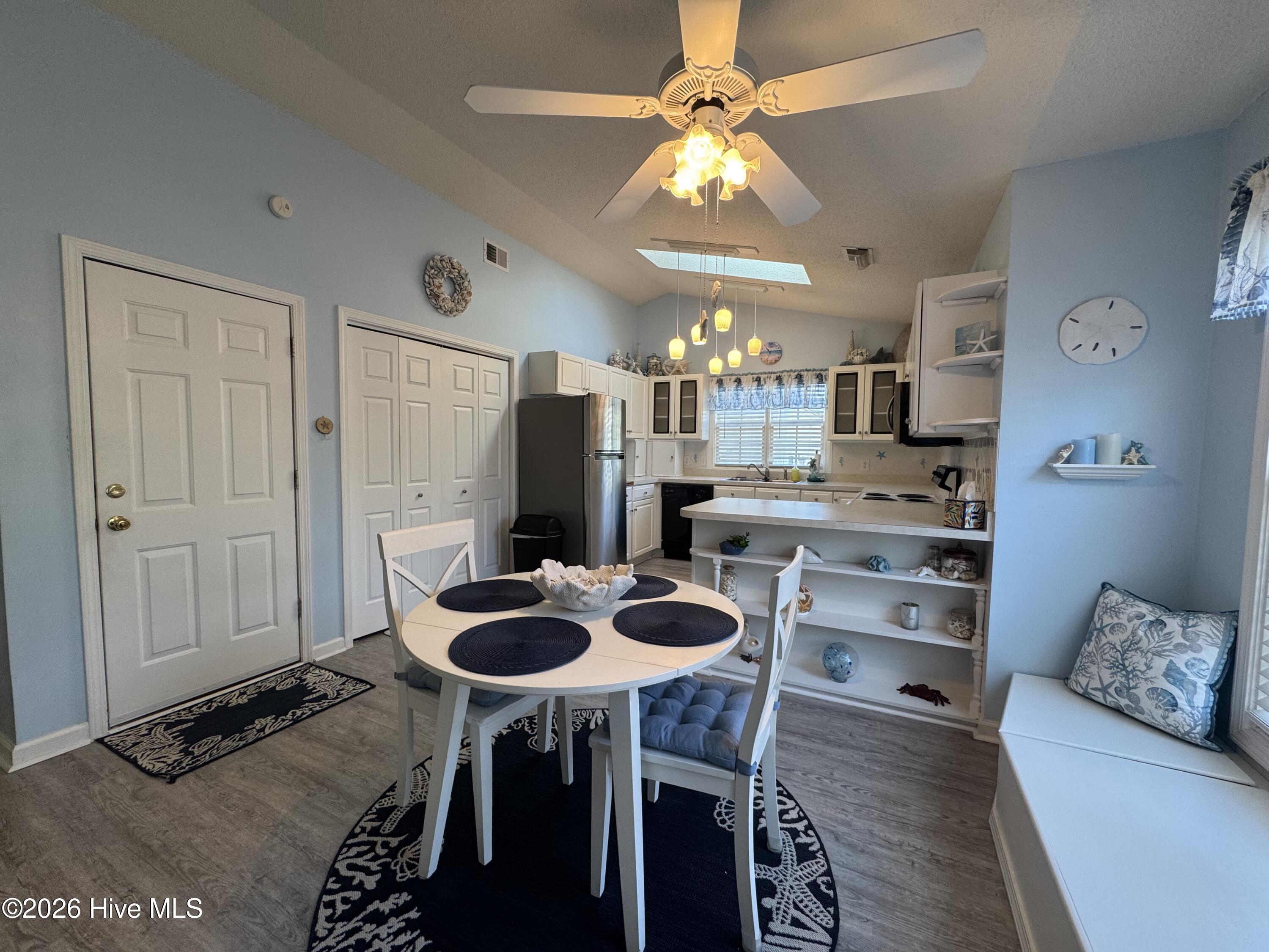 100563422 | Photo 12