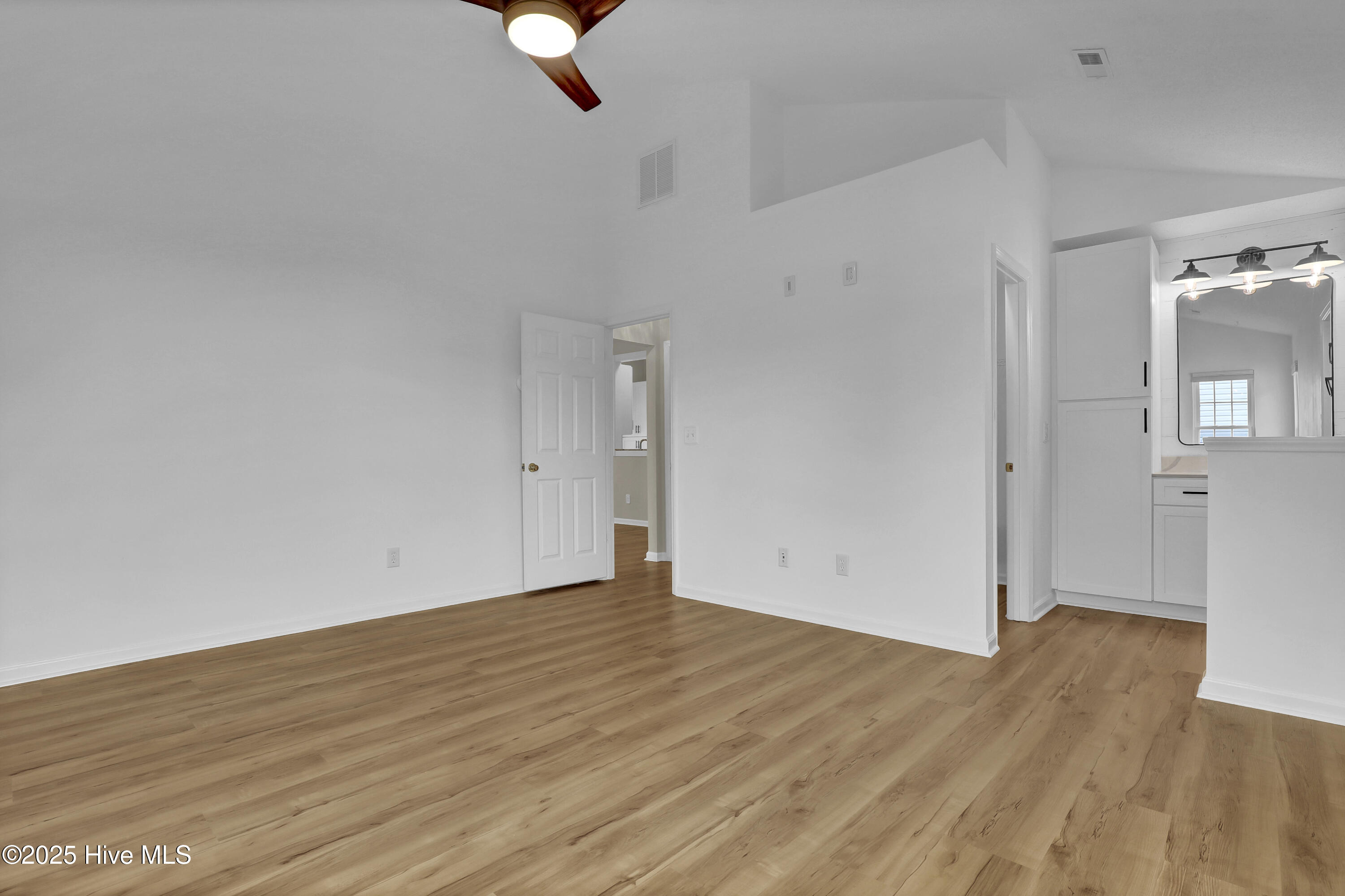 100544168 | Photo 15