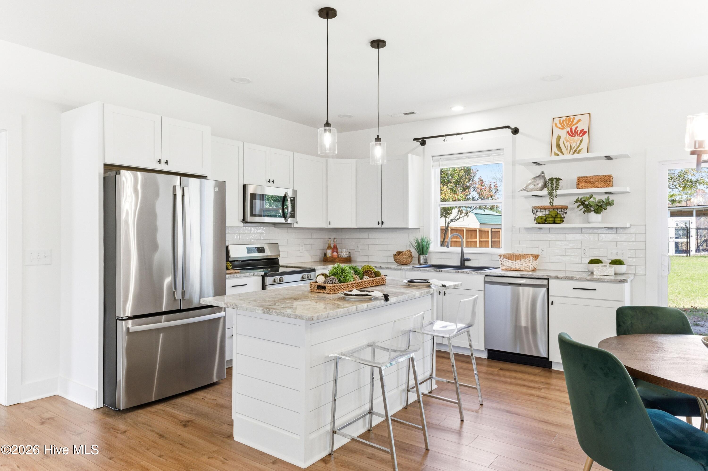 100561683 | Photo 13