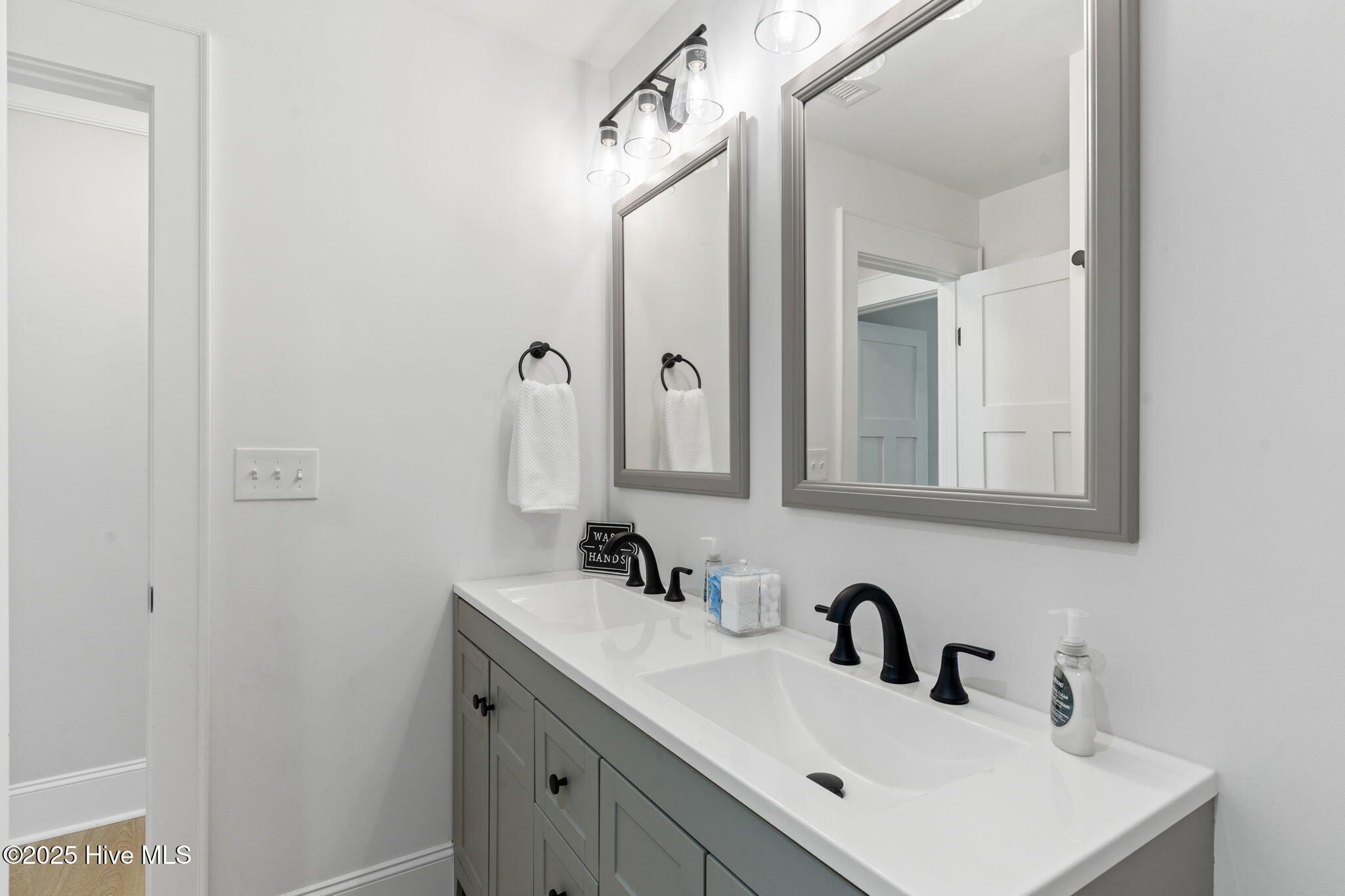 100492743 | Photo 32