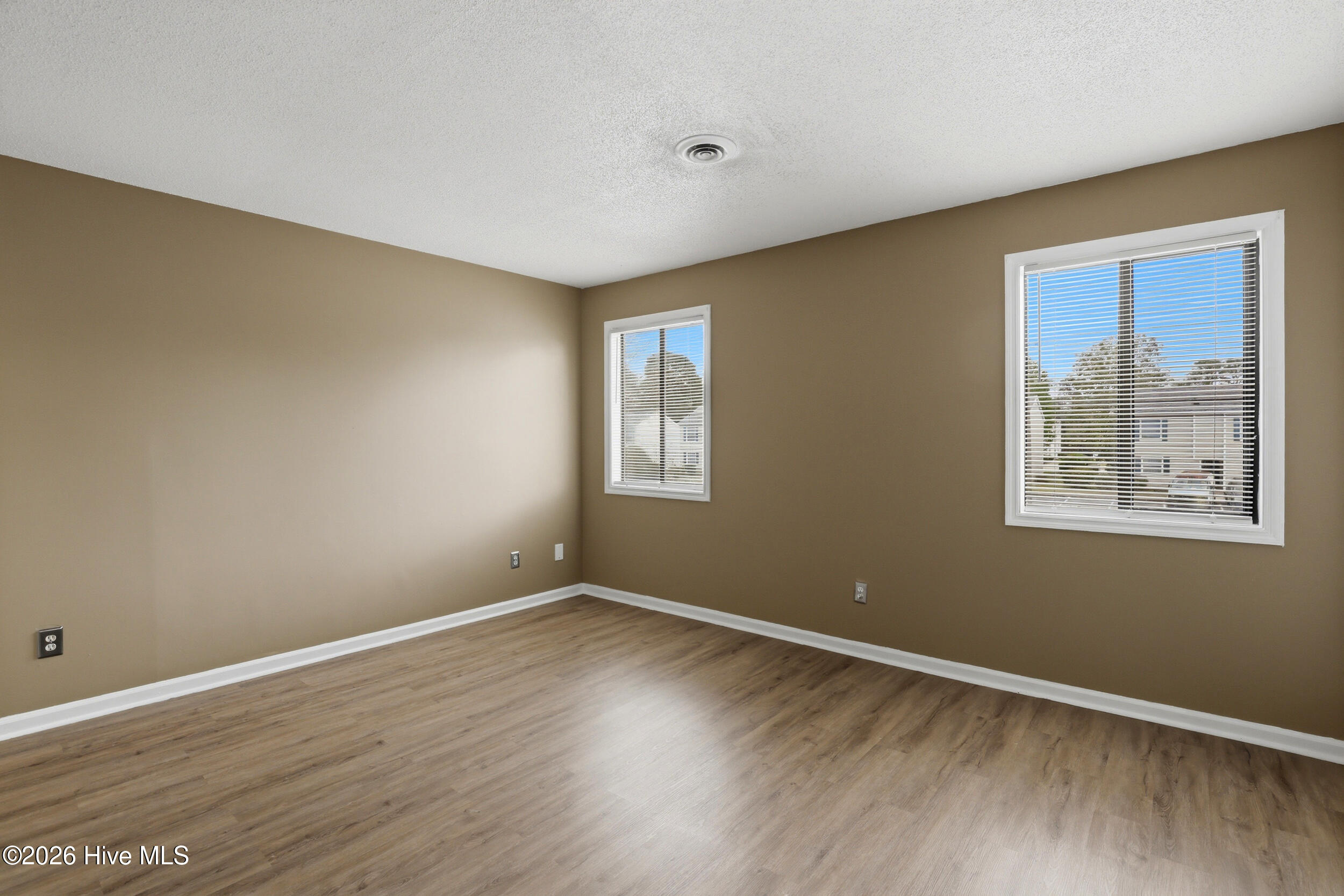 100563658 | Photo 12