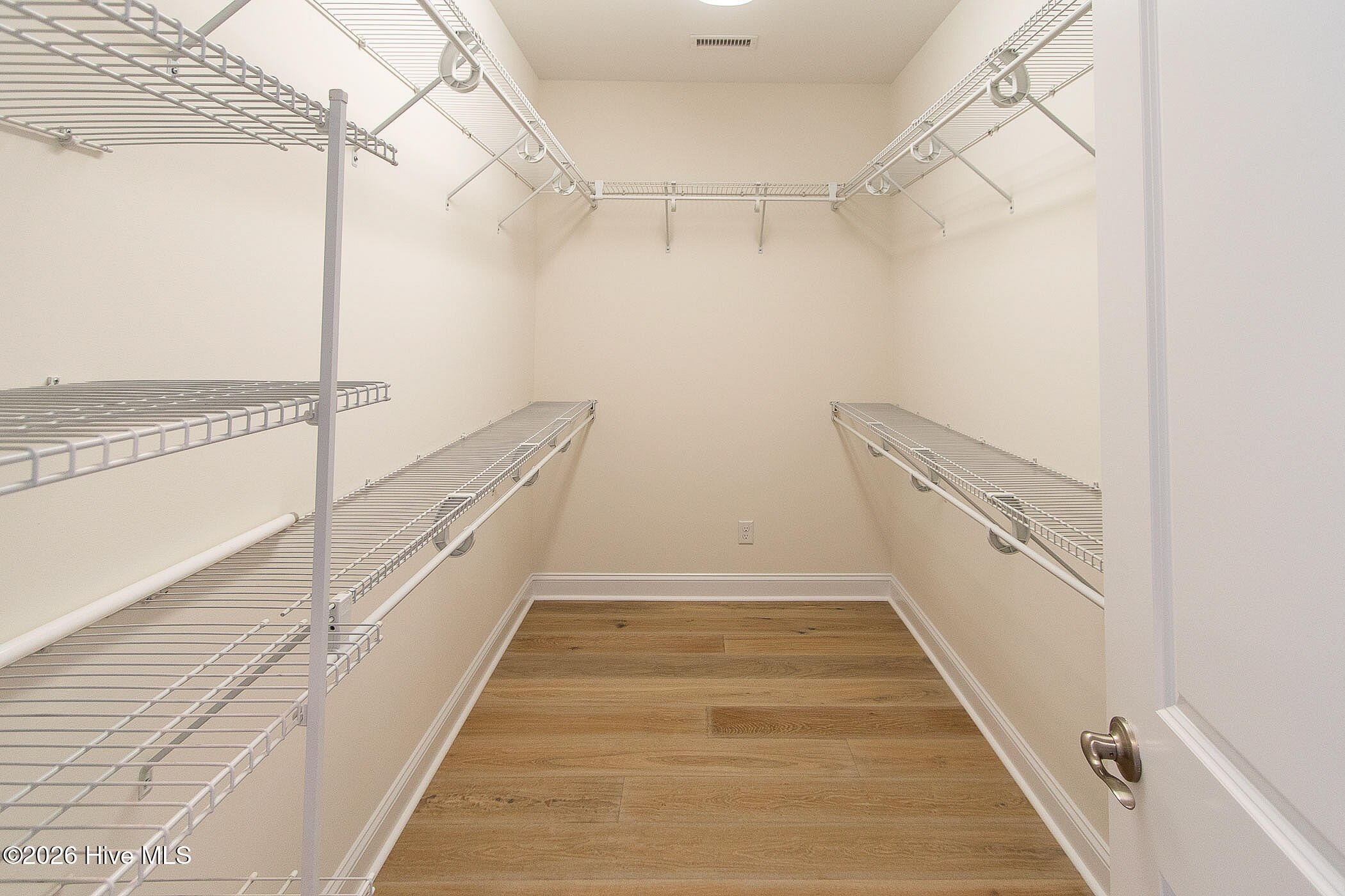 100568588 | Photo 46