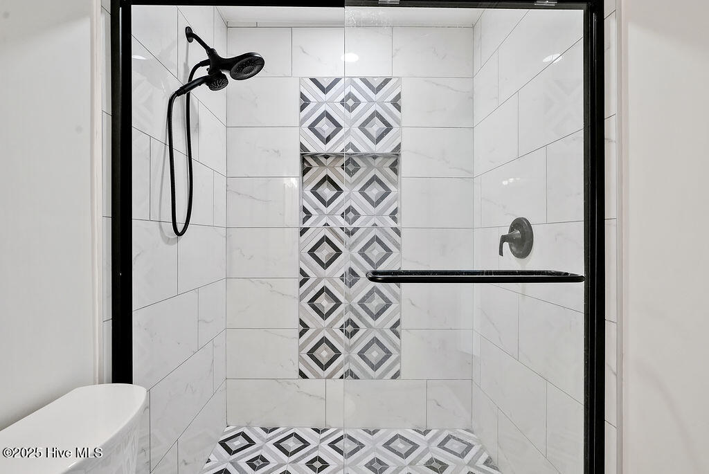 100570405 | Photo 18