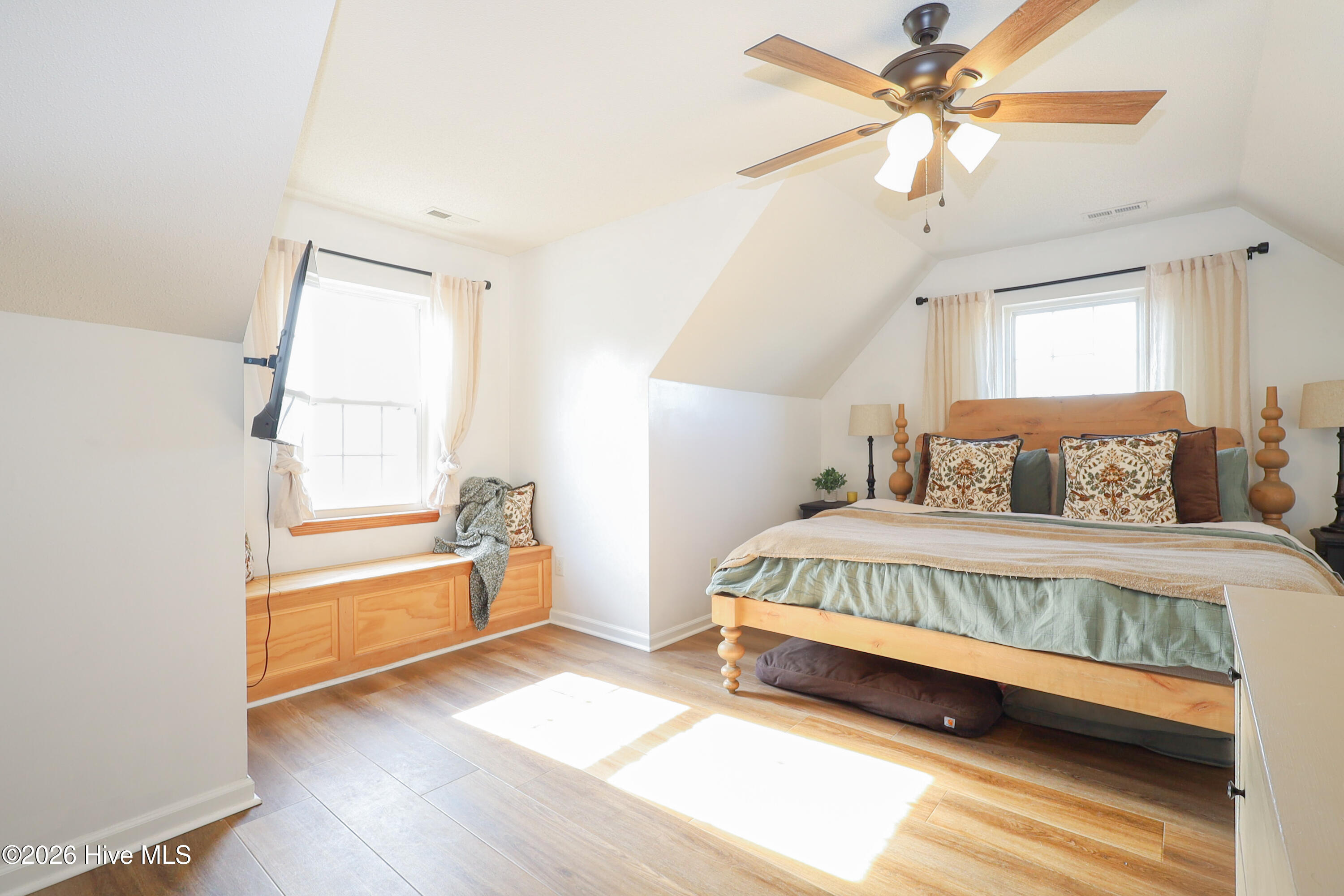 100549070 | Photo 33