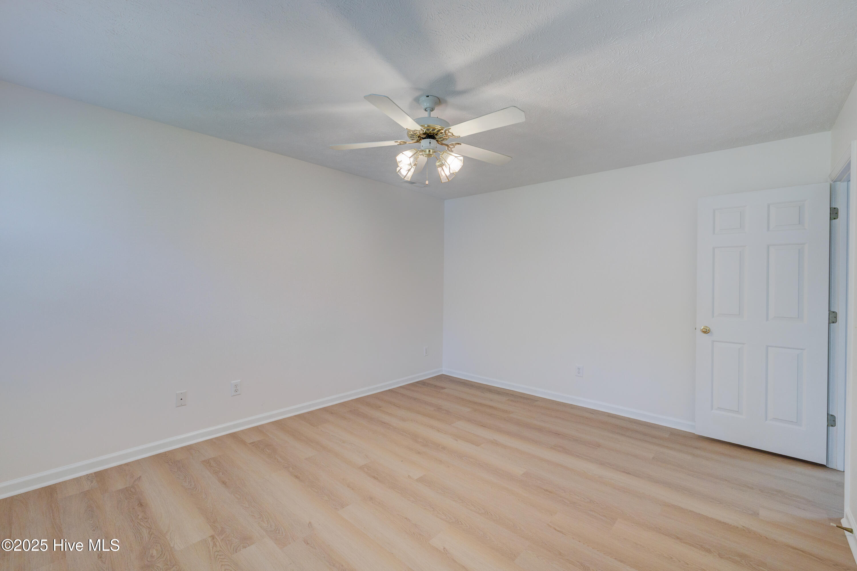 100526962 | Photo 24