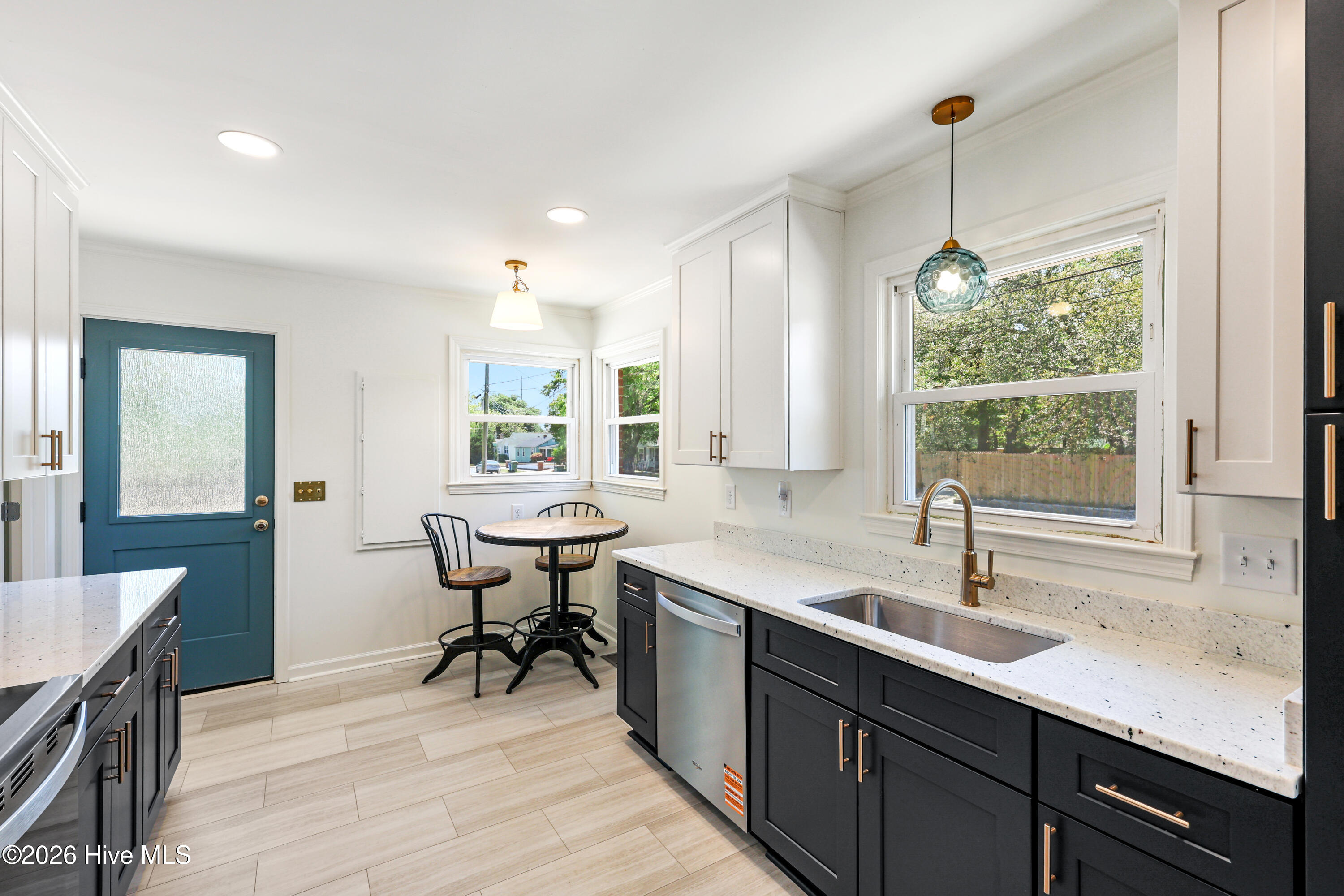 100567832 | Photo 13