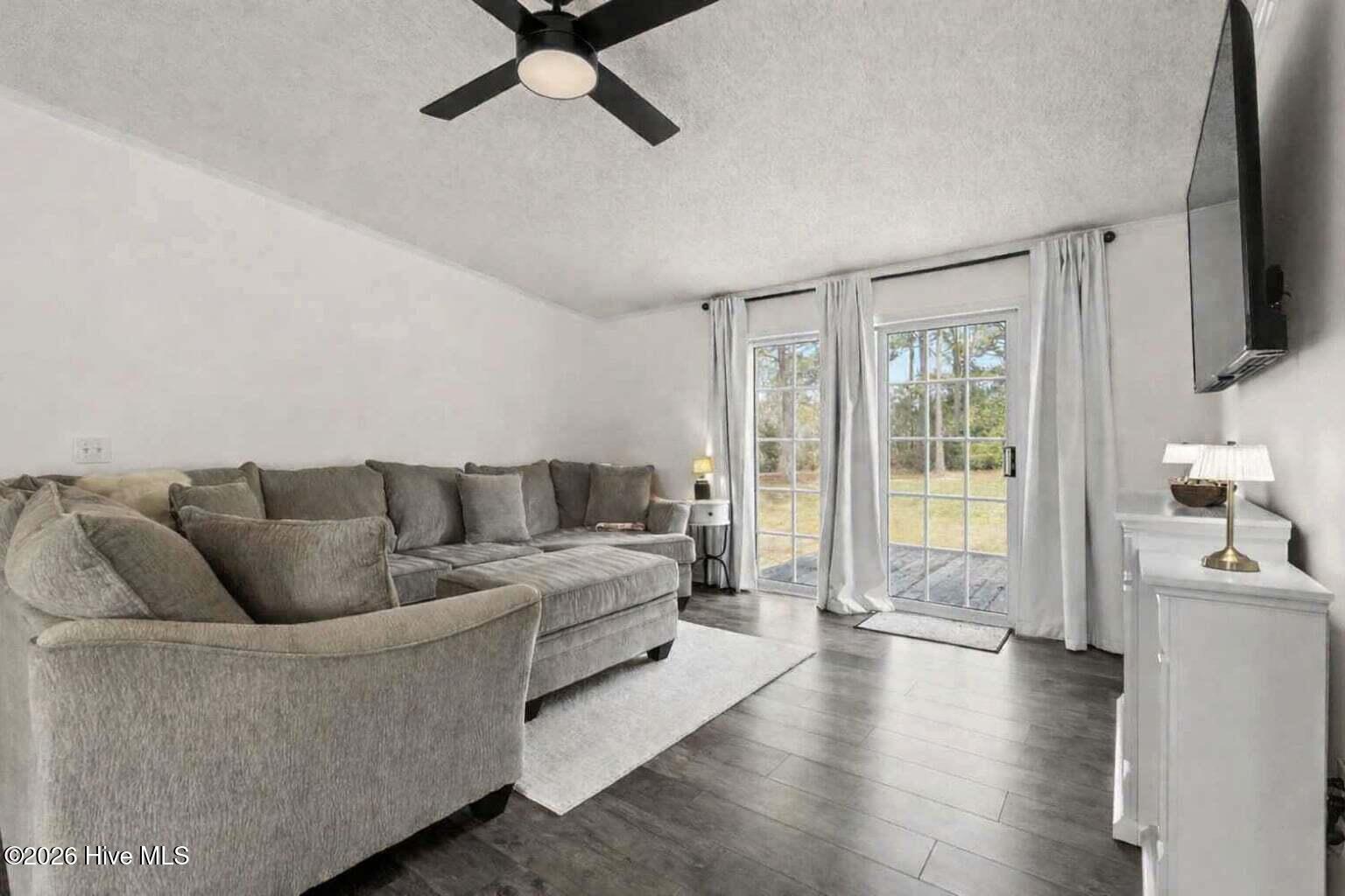 100562957 | Photo 15