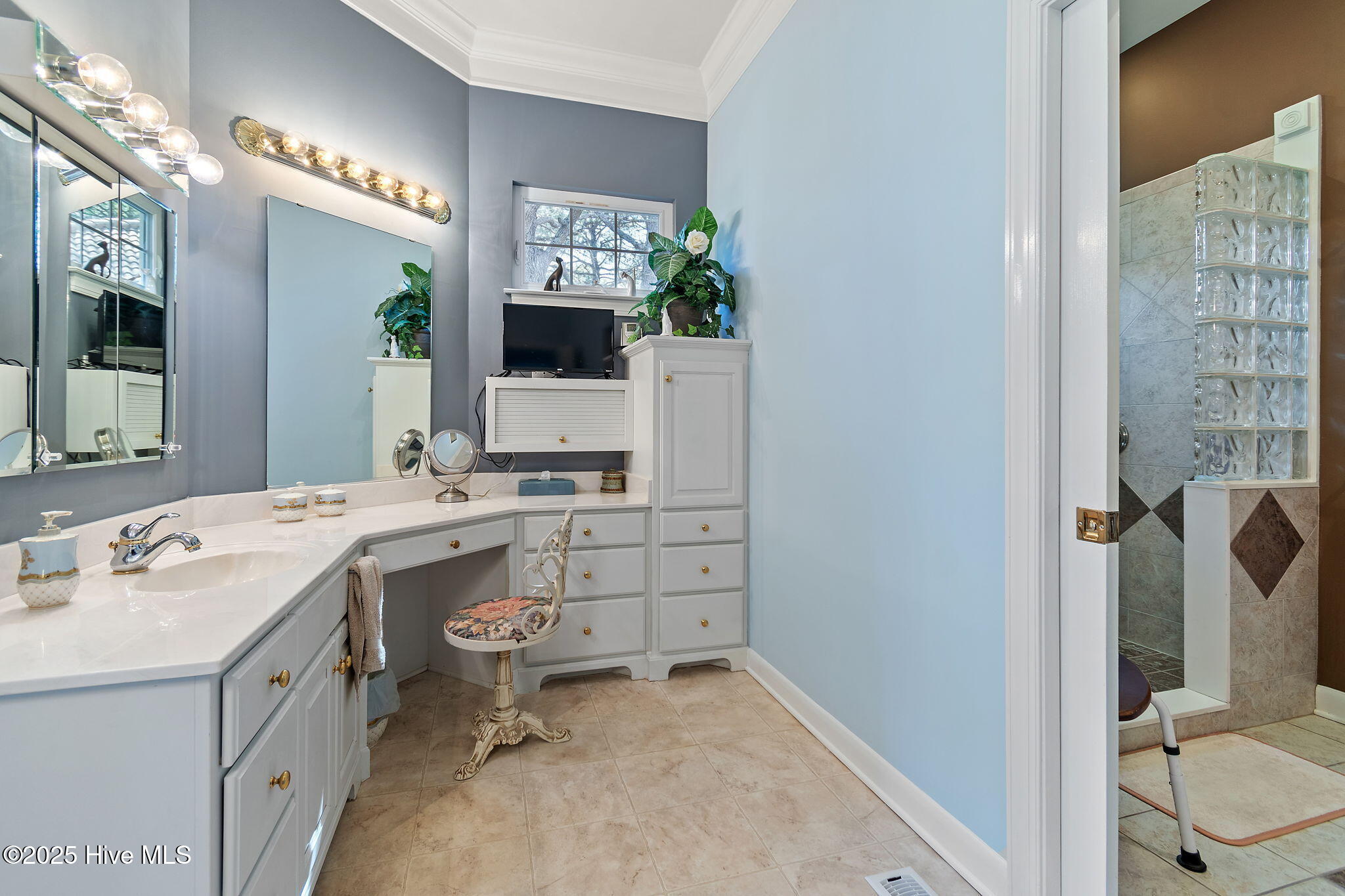 100498413 | Photo 40