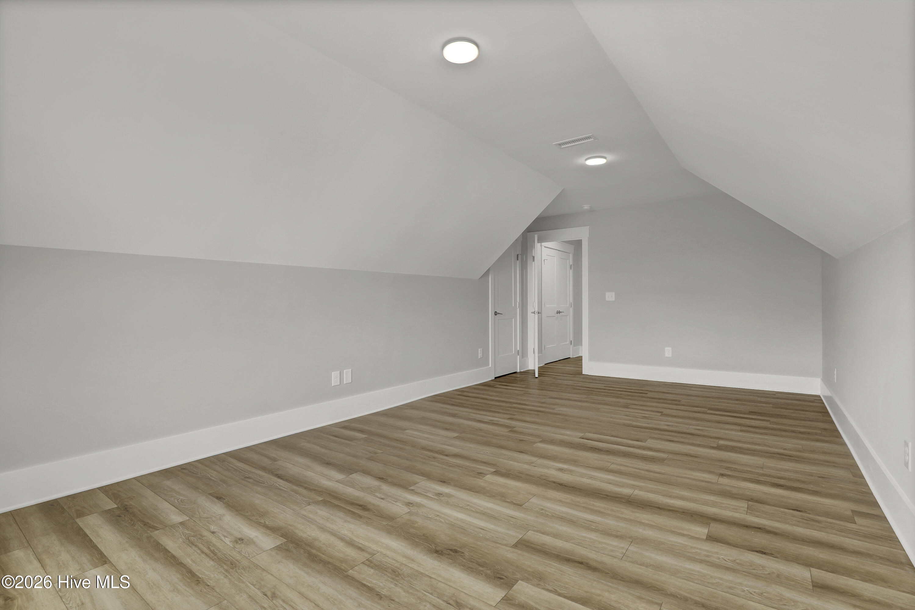 100534005 | Photo 24