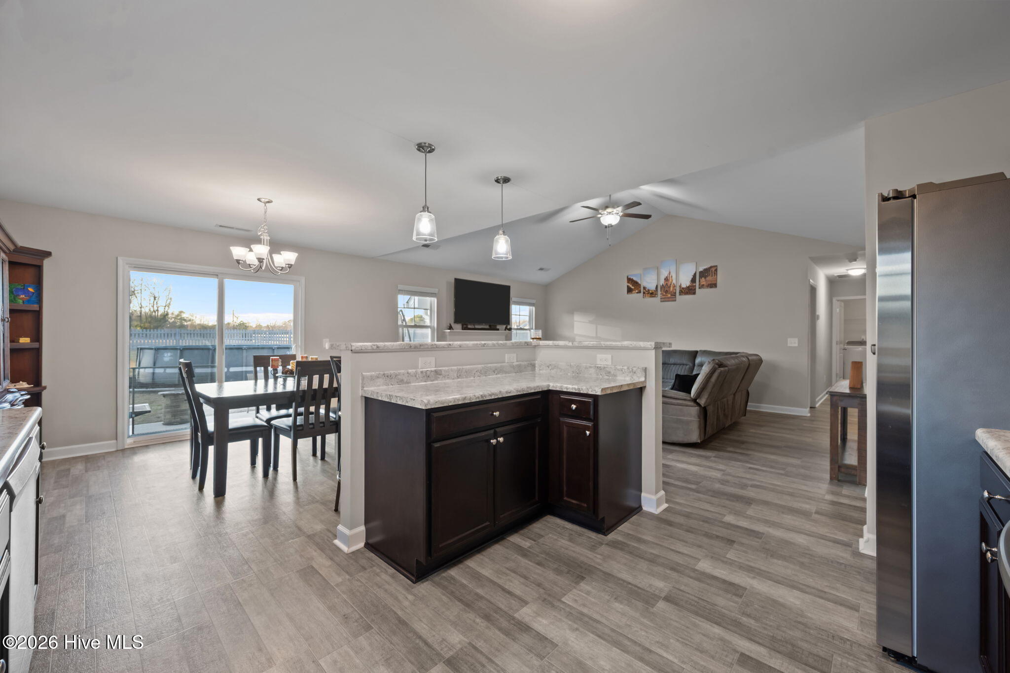 100548485 | Photo 14