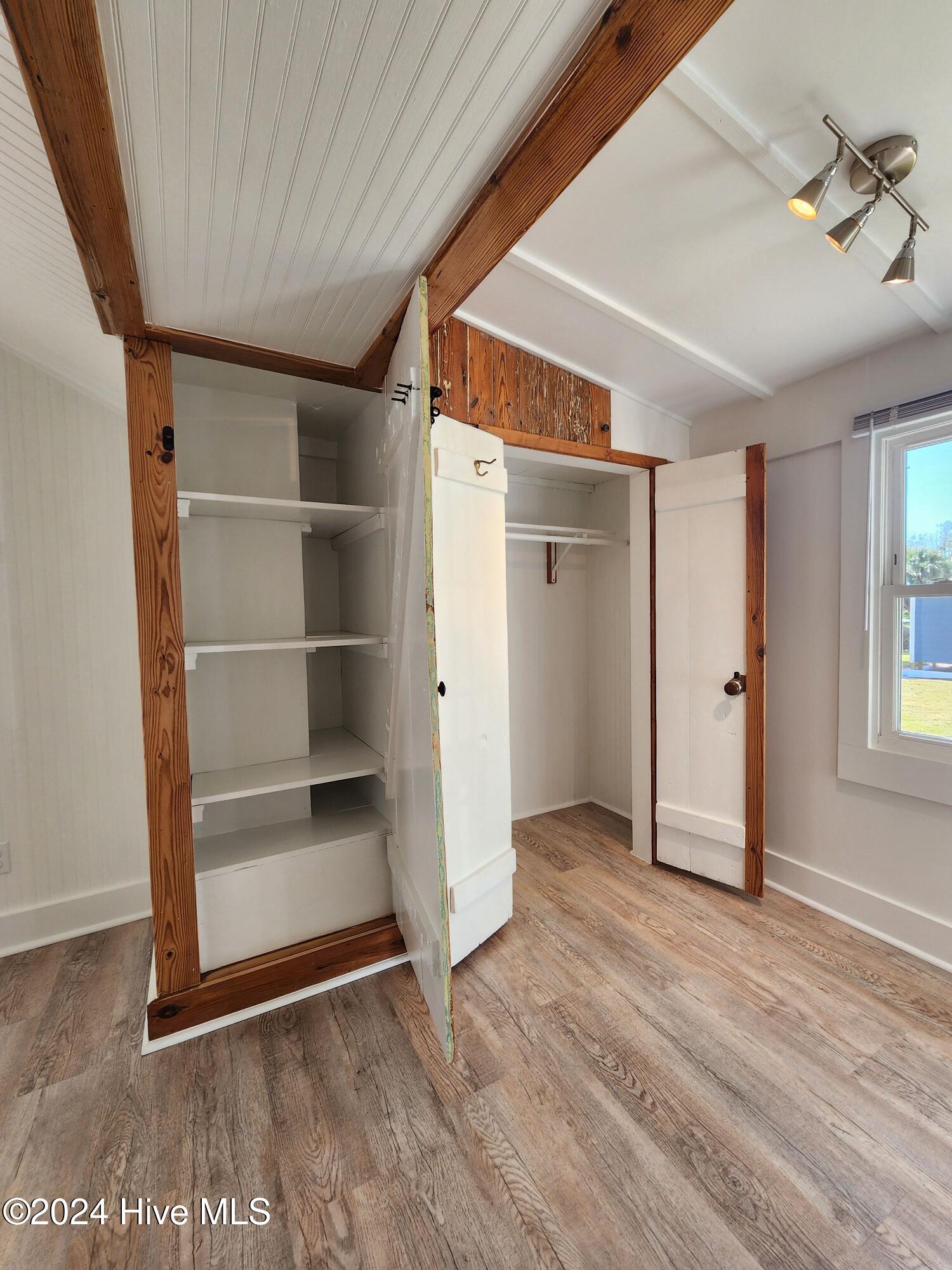 100570380 | Photo 30