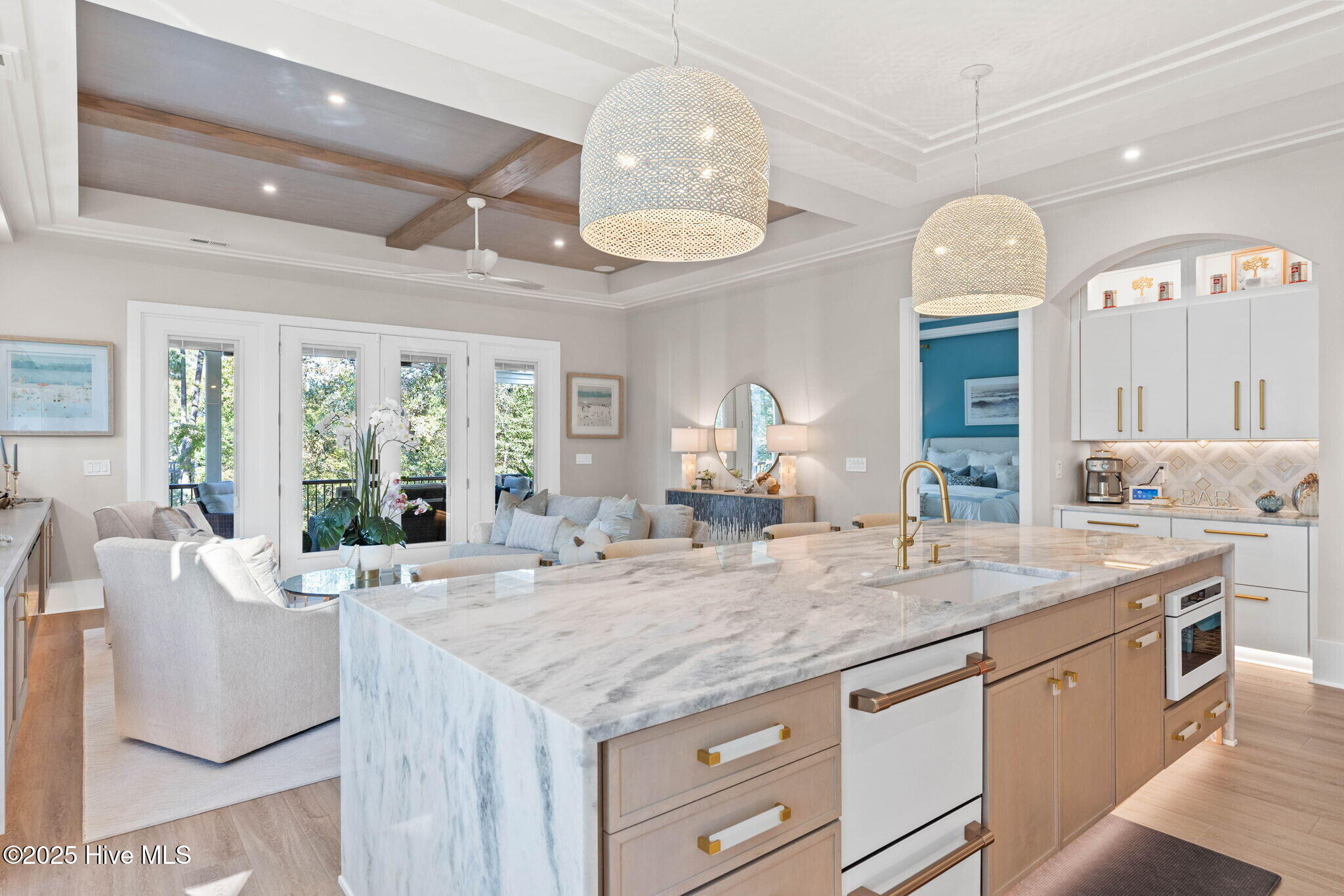 100516902 | Photo 18