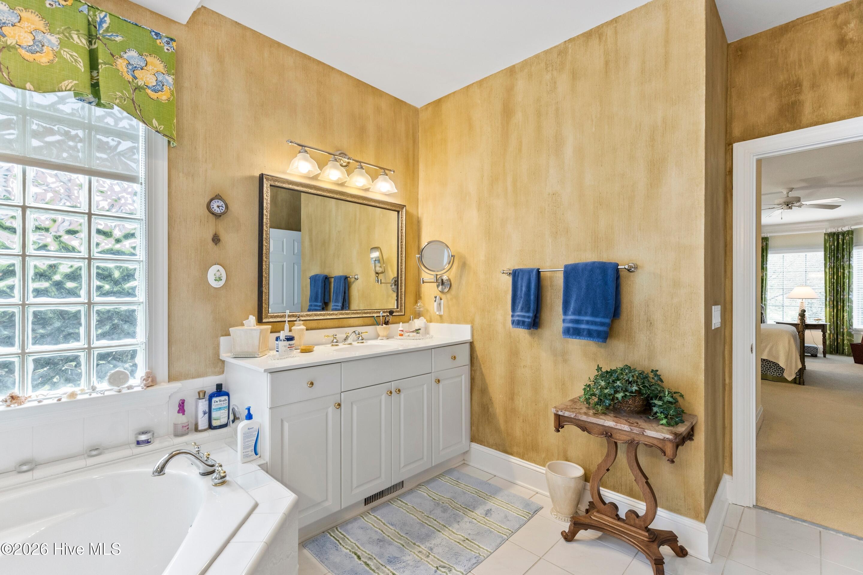 100562190 | Photo 36