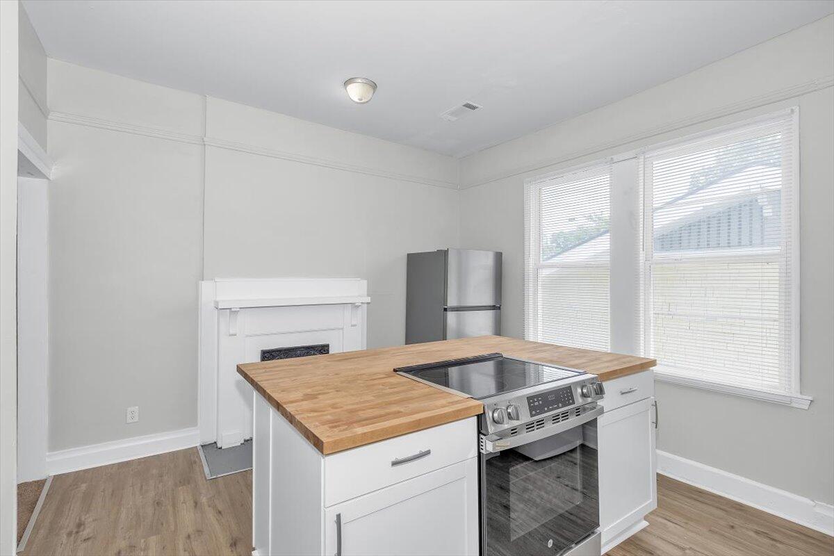 08-211 Broad St Interior-6