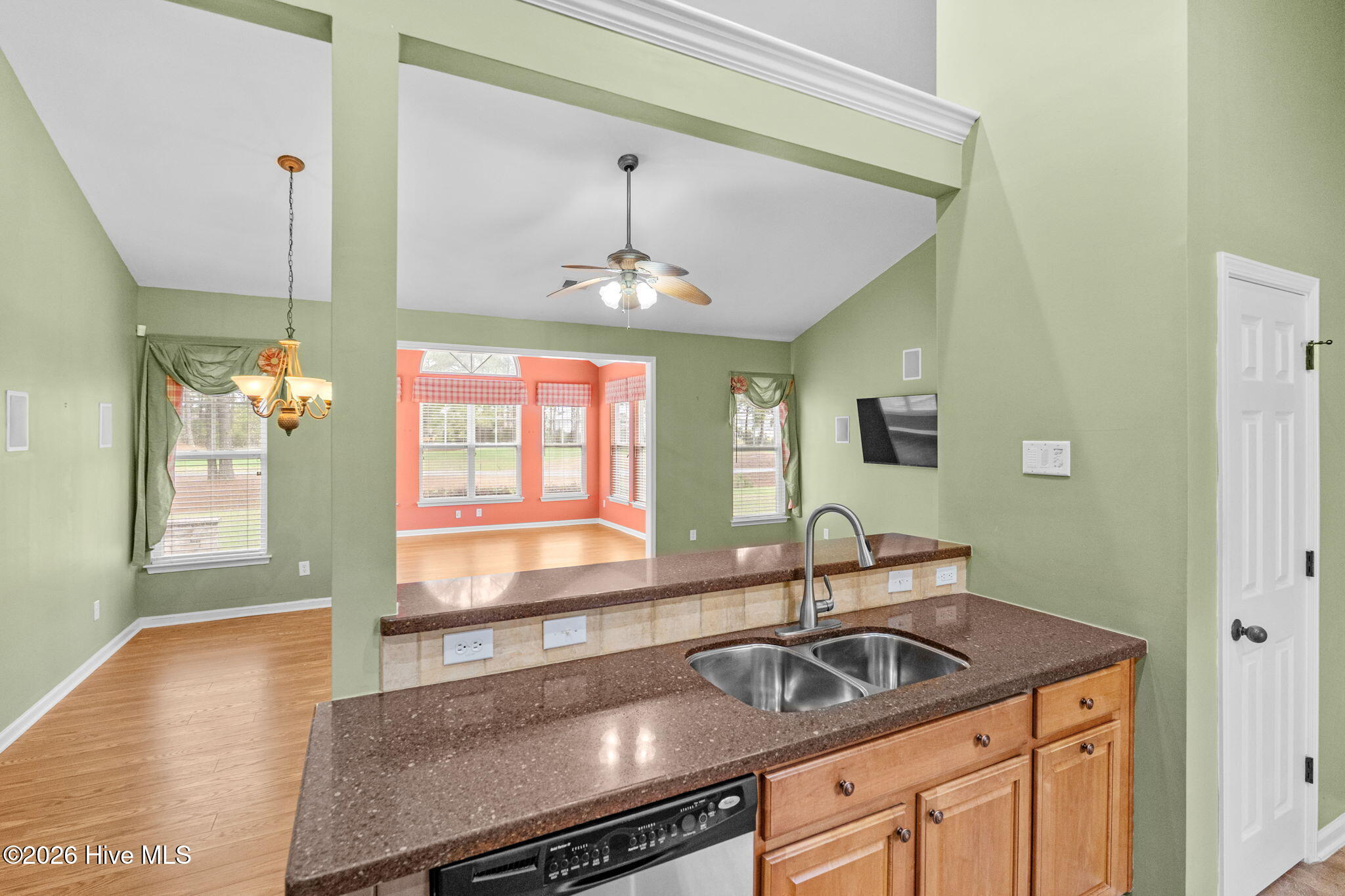 100493950 | Photo 26