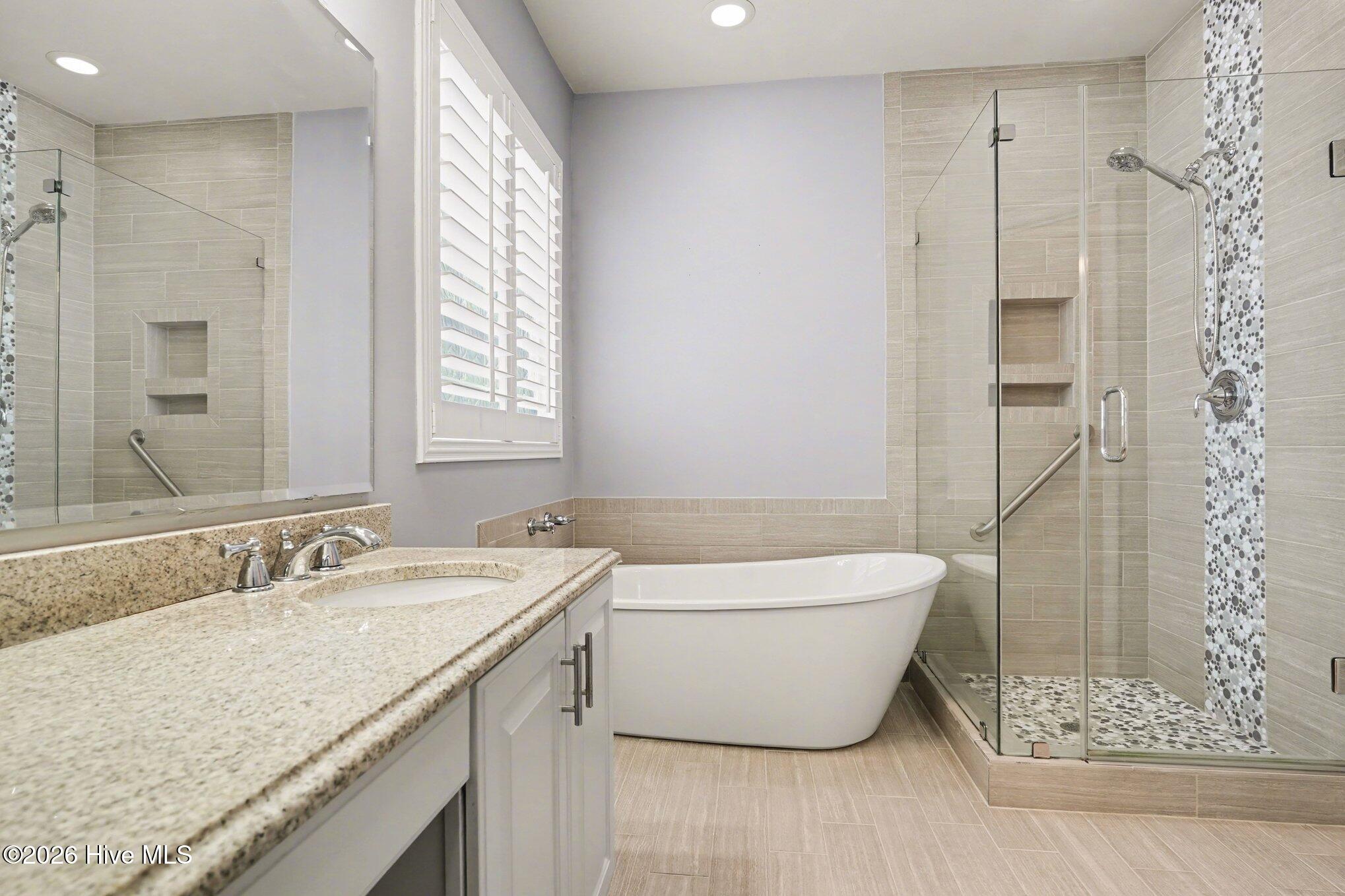 100560869 | Photo 15